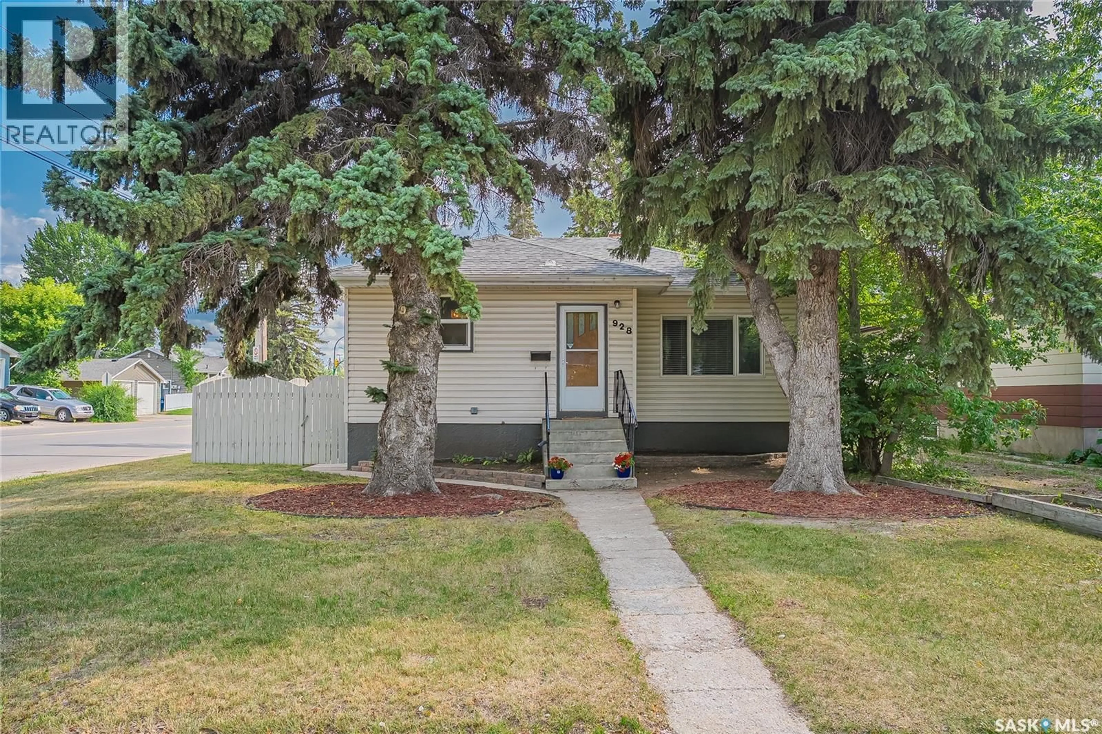 Home with vinyl exterior material, street for 928 1ST STREET, Saskatoon Saskatchewan S7H1T3