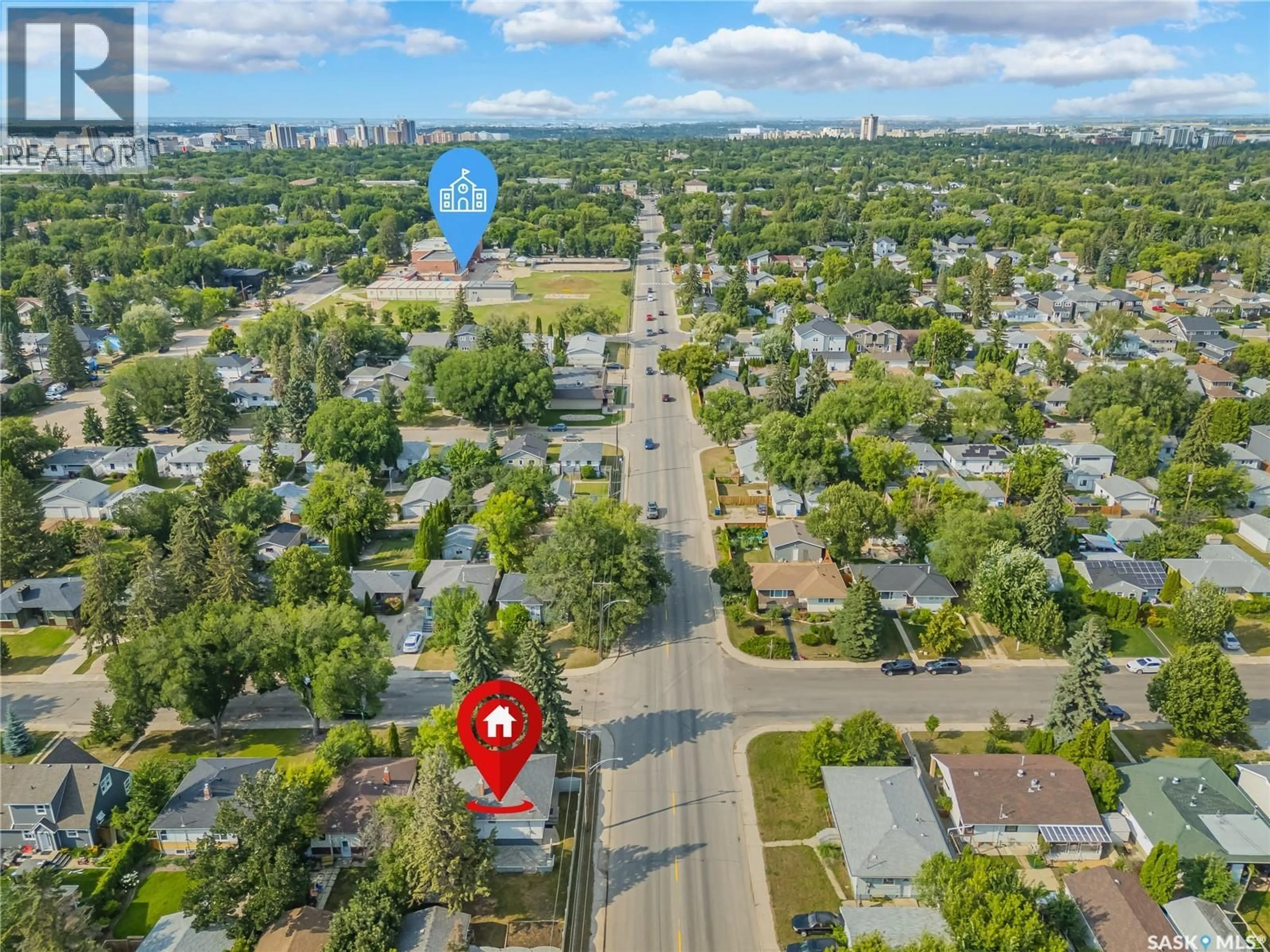A pic from outside/outdoor area/front of a property/back of a property/a pic from drone, street for 928 1ST STREET, Saskatoon Saskatchewan S7H1T3