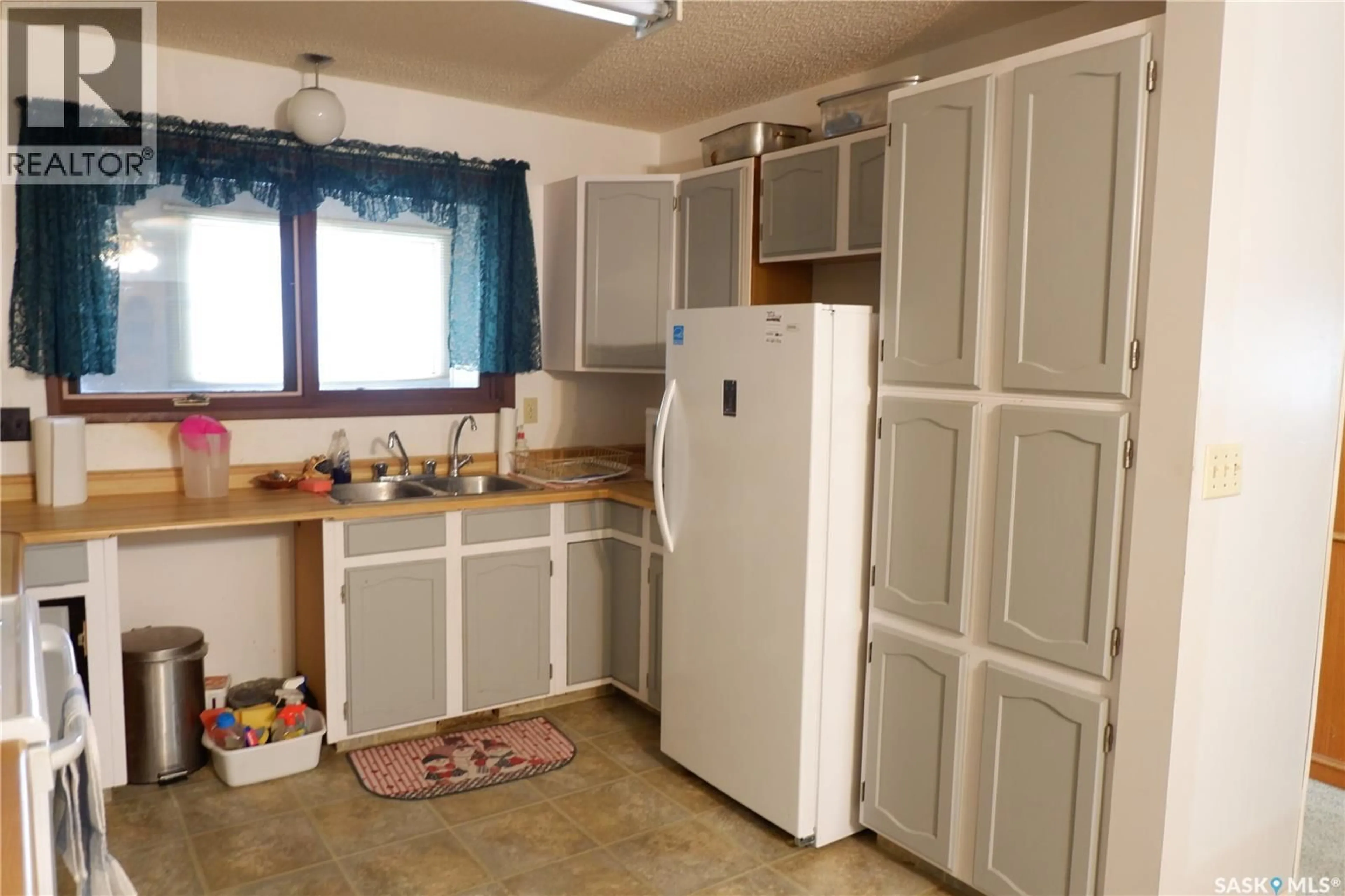 Standard kitchen, unknown for 235 KING STREET, Coronach Saskatchewan S0H0Z0