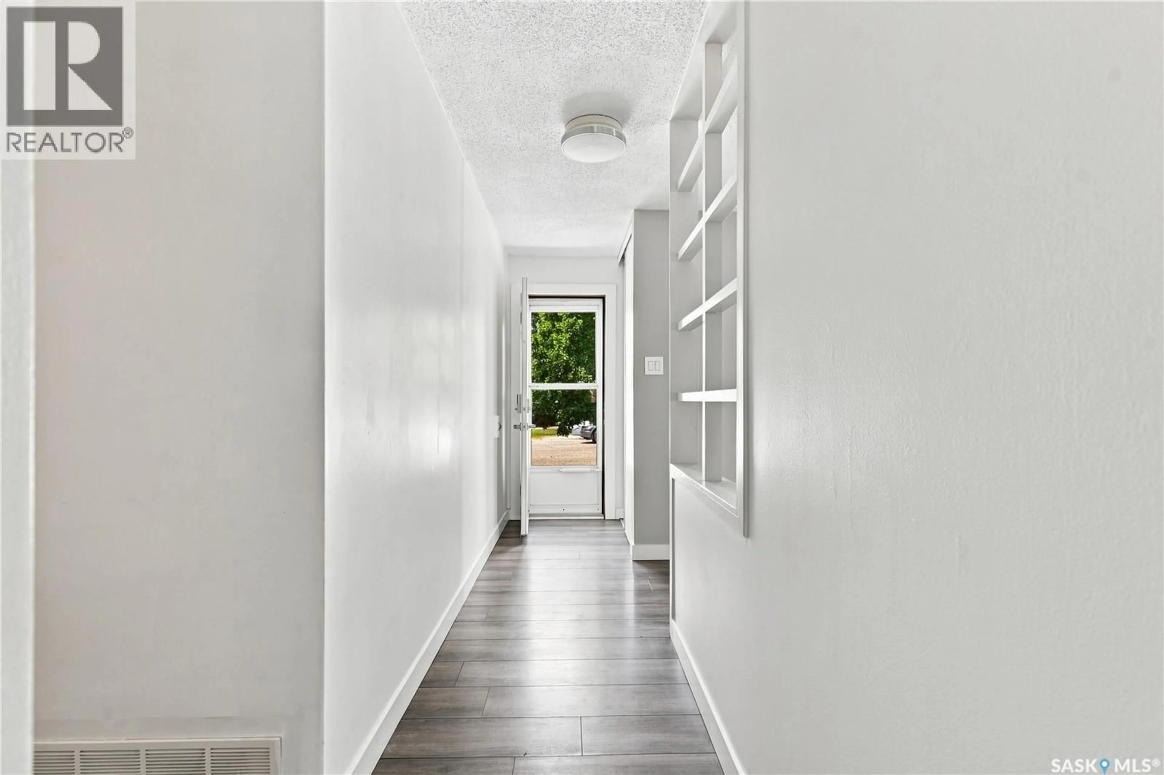 Indoor entryway for 2325 DUFFERIN AVENUE, Saskatoon Saskatchewan S7J1C1