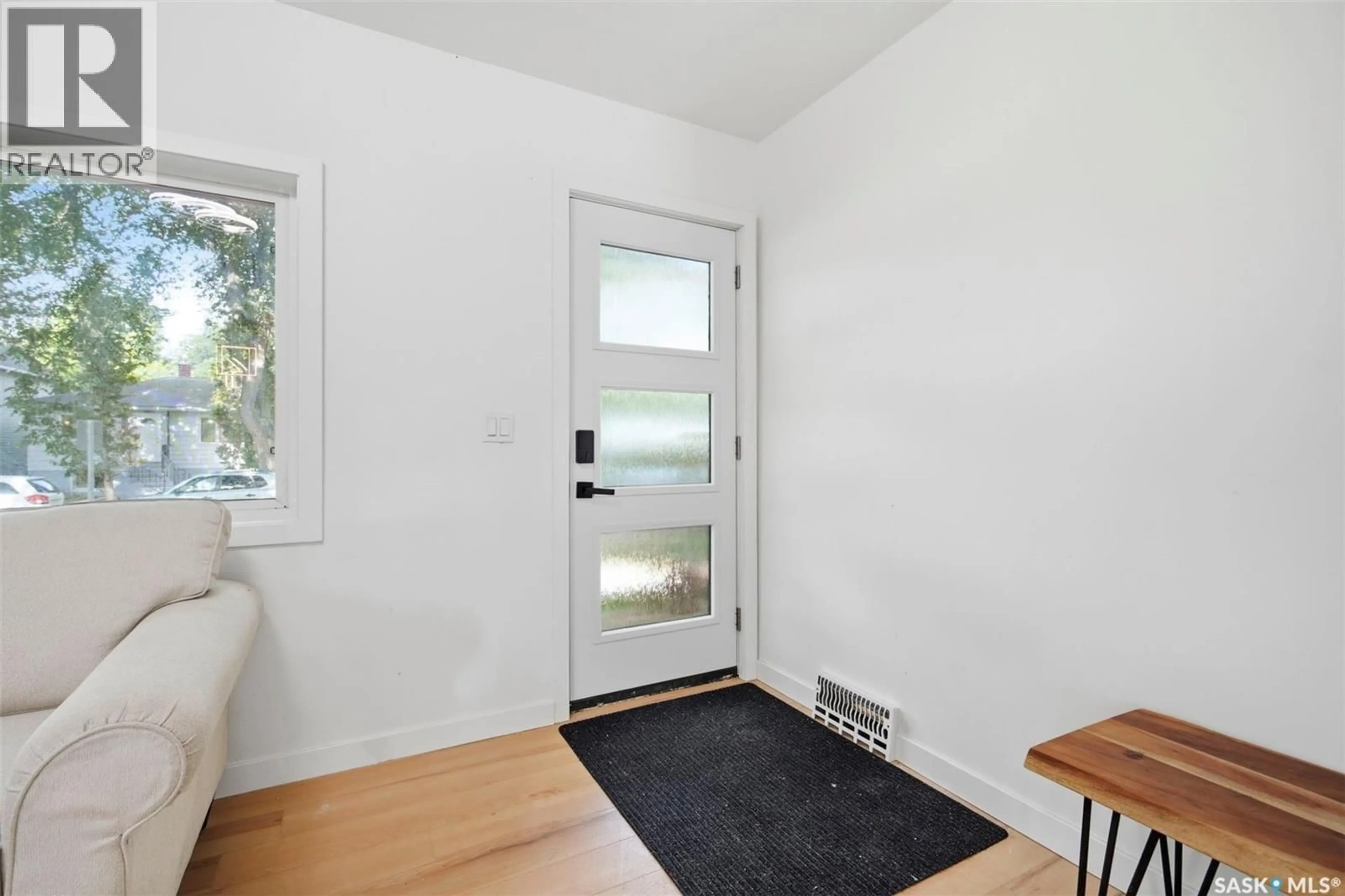 Indoor entryway for 1310 B AVENUE, Saskatoon Saskatchewan S7L1G5