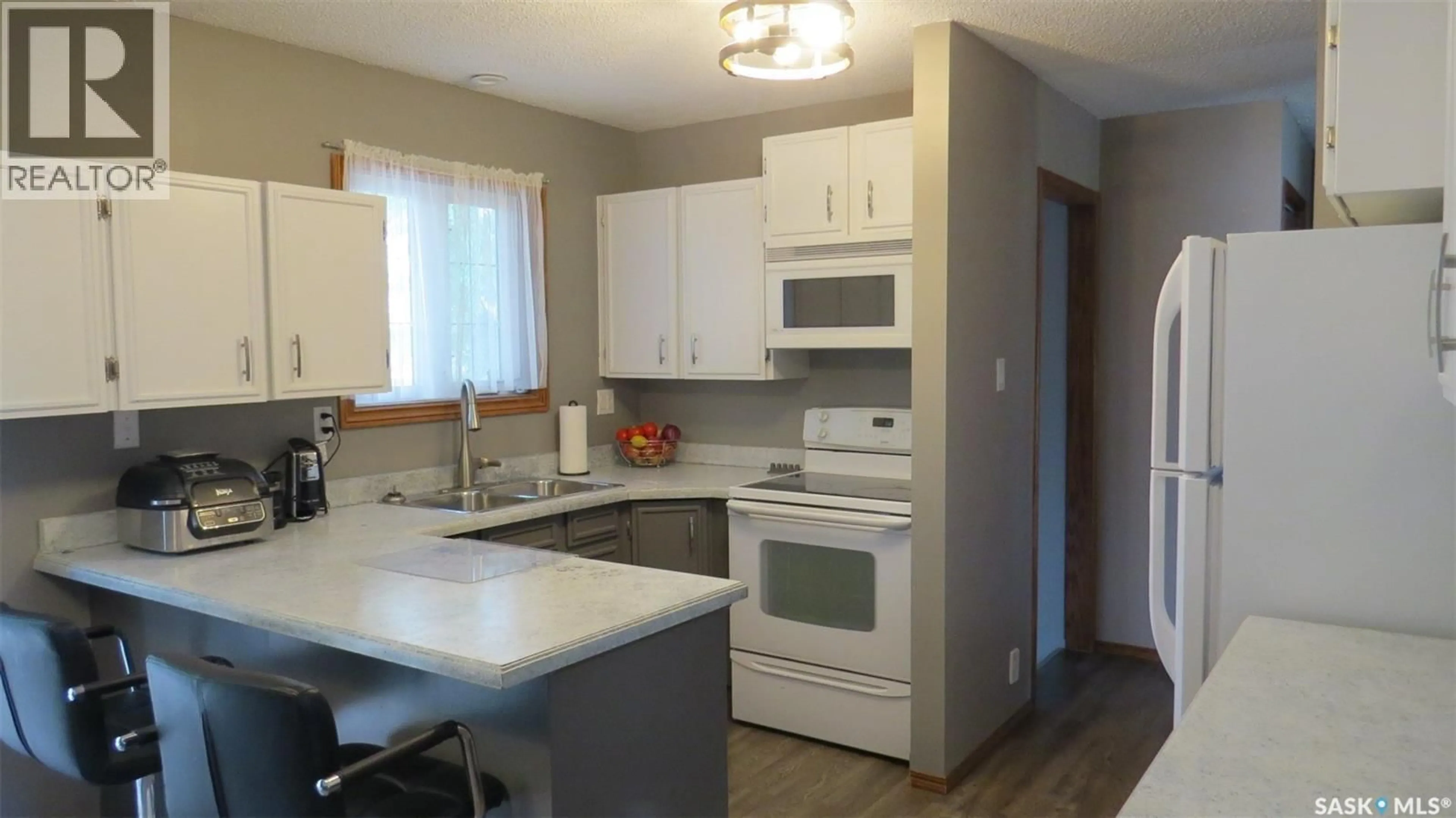 Standard kitchen, wood/laminate floor for 1409 DUFFIELD STREET, Moose Jaw Saskatchewan S6H5K5