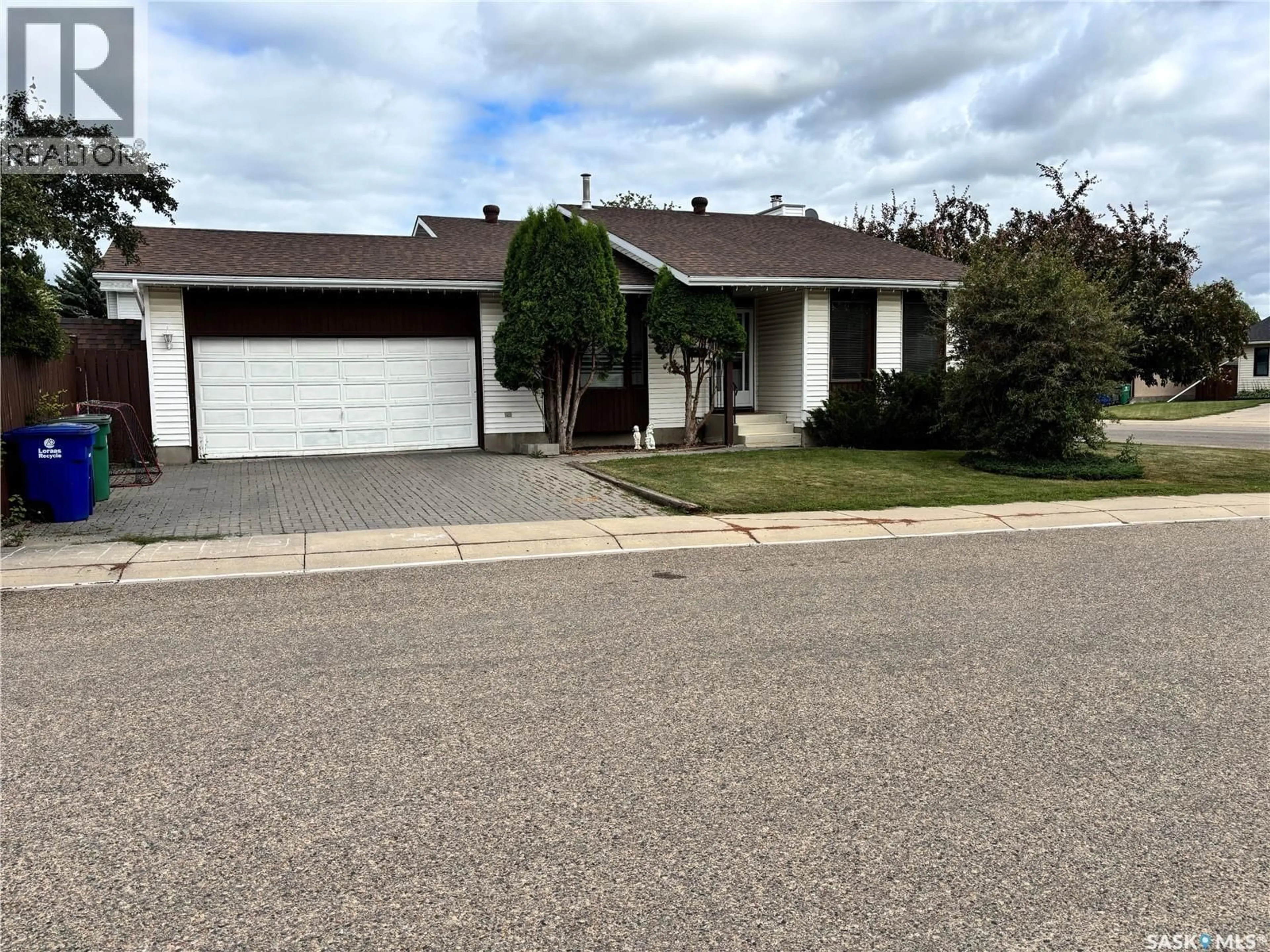 Home with vinyl exterior material, street for 207 NEMEIBEN ROAD, Saskatoon Saskatchewan S7J4S8
