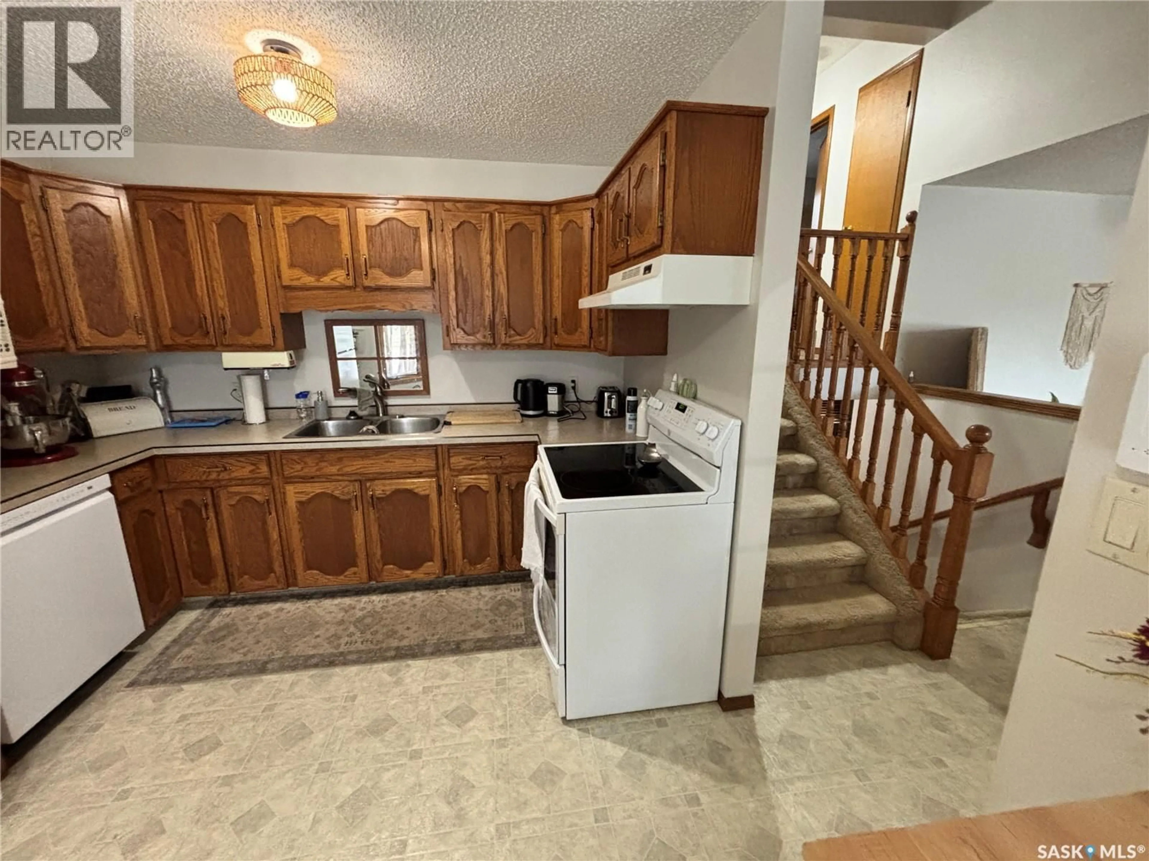Standard kitchen, unknown for 207 NEMEIBEN ROAD, Saskatoon Saskatchewan S7J4S8
