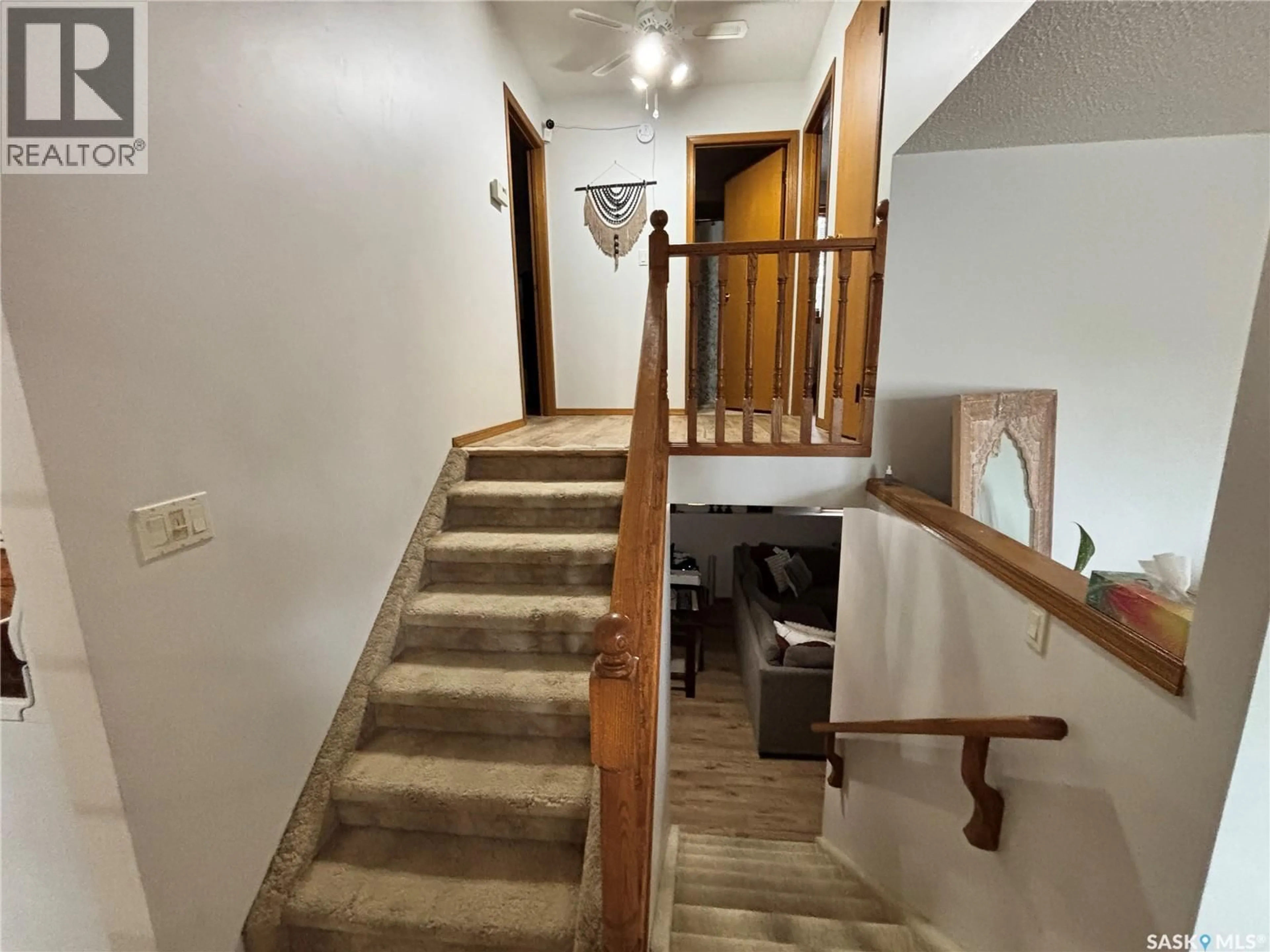 Stairs for 207 NEMEIBEN ROAD, Saskatoon Saskatchewan S7J4S8
