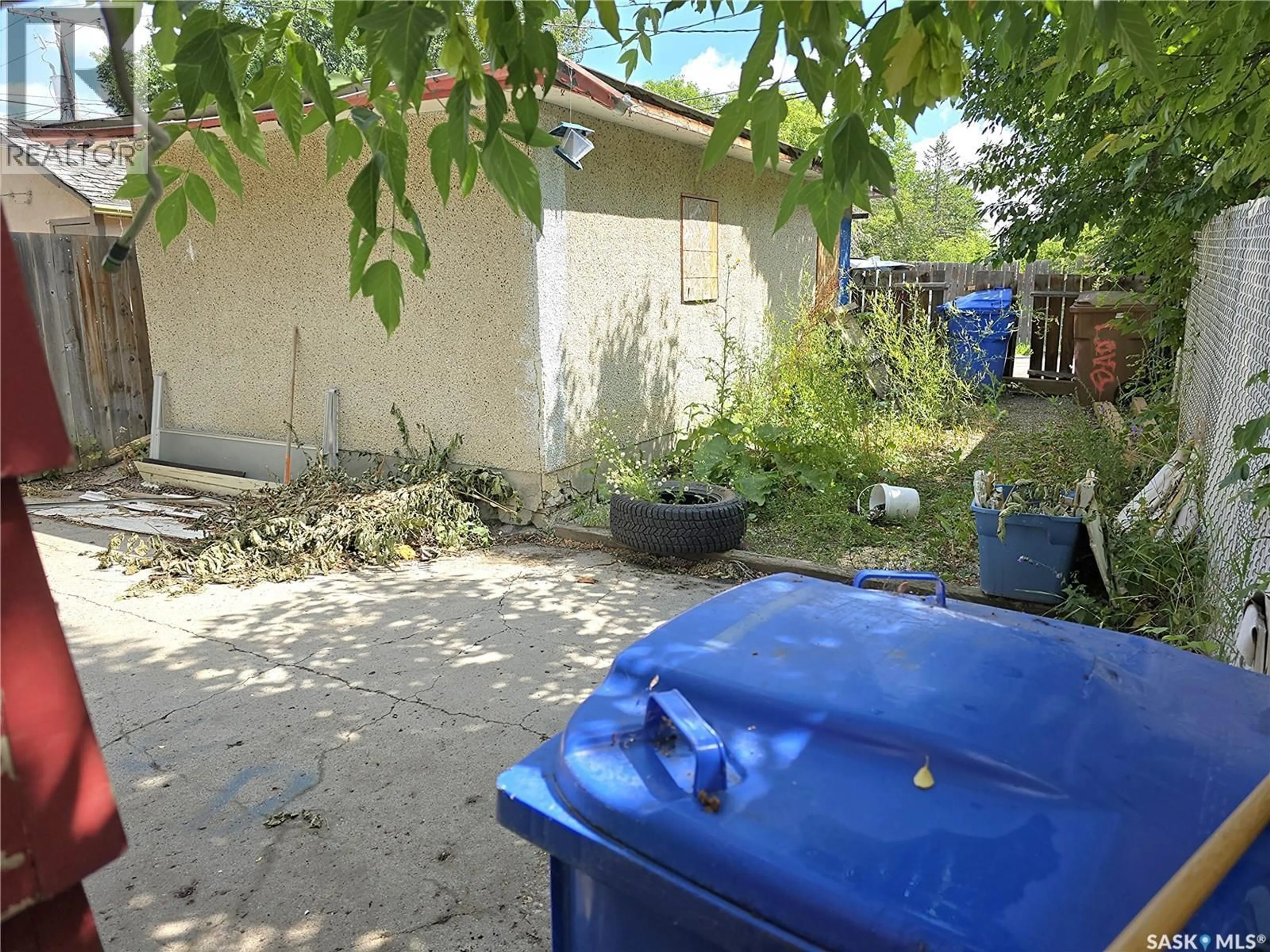 Patio, street for 1939 QUEBEC STREET, Regina Saskatchewan S4P1J8