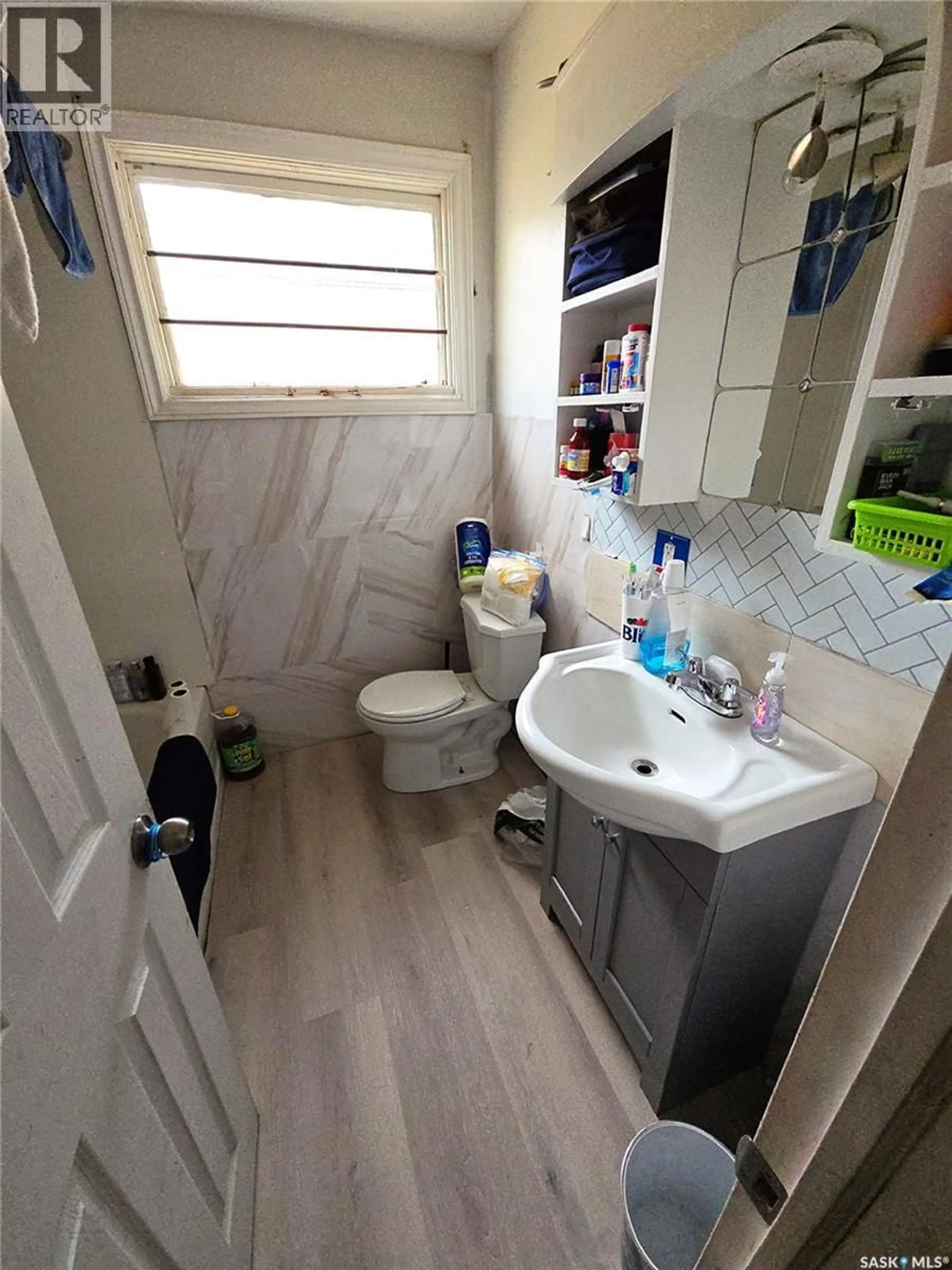 Standard bathroom, unknown for 1939 QUEBEC STREET, Regina Saskatchewan S4P1J8