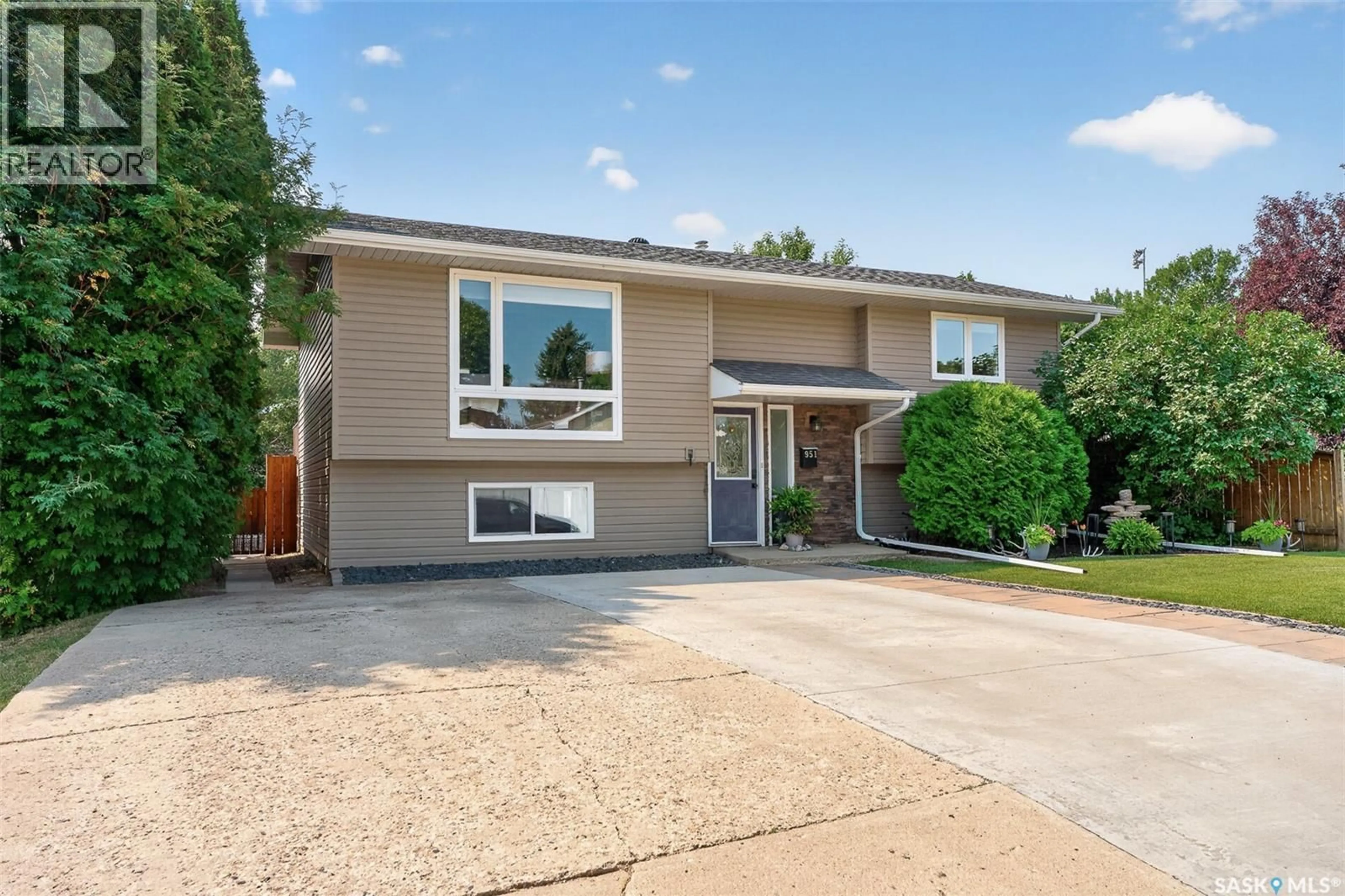 Home with vinyl exterior material, street for 951 HOLDSWORTH CRESCENT, Moose Jaw Saskatchewan S6H6T8