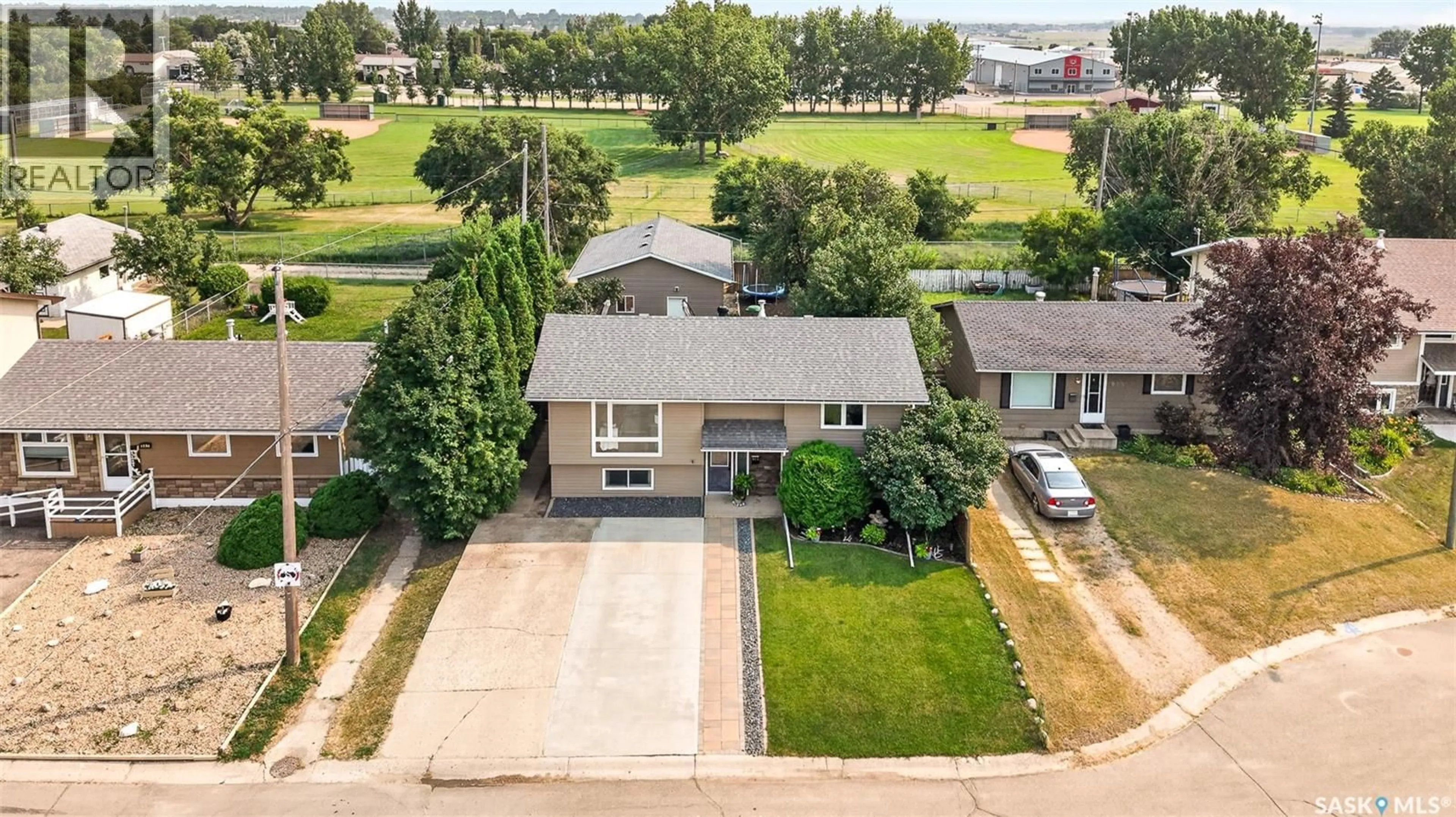 A pic from outside/outdoor area/front of a property/back of a property/a pic from drone, street for 951 HOLDSWORTH CRESCENT, Moose Jaw Saskatchewan S6H6T8