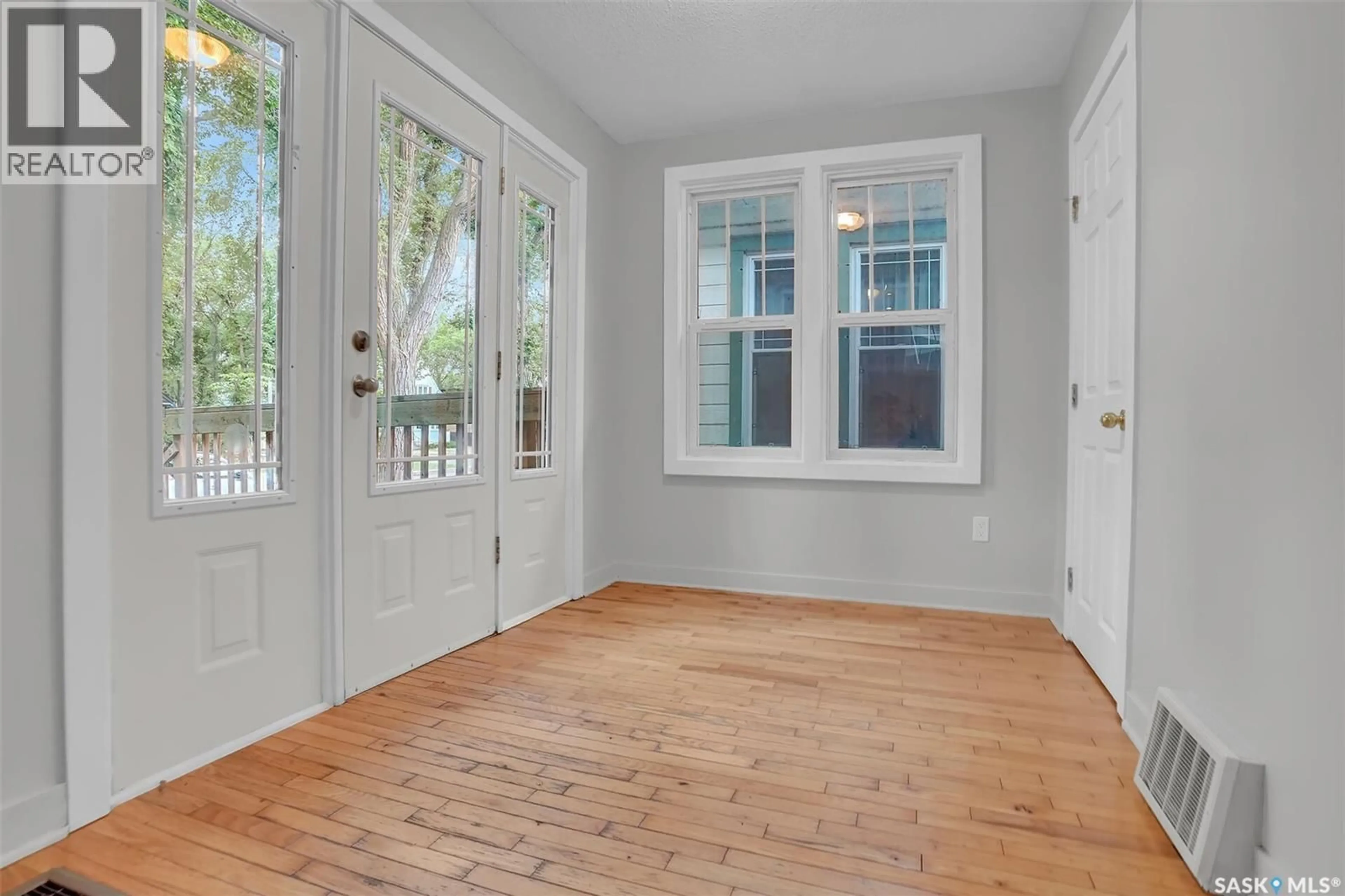 Indoor entryway for 3524 VICTORIA AVENUE, Regina Saskatchewan S4T1M1