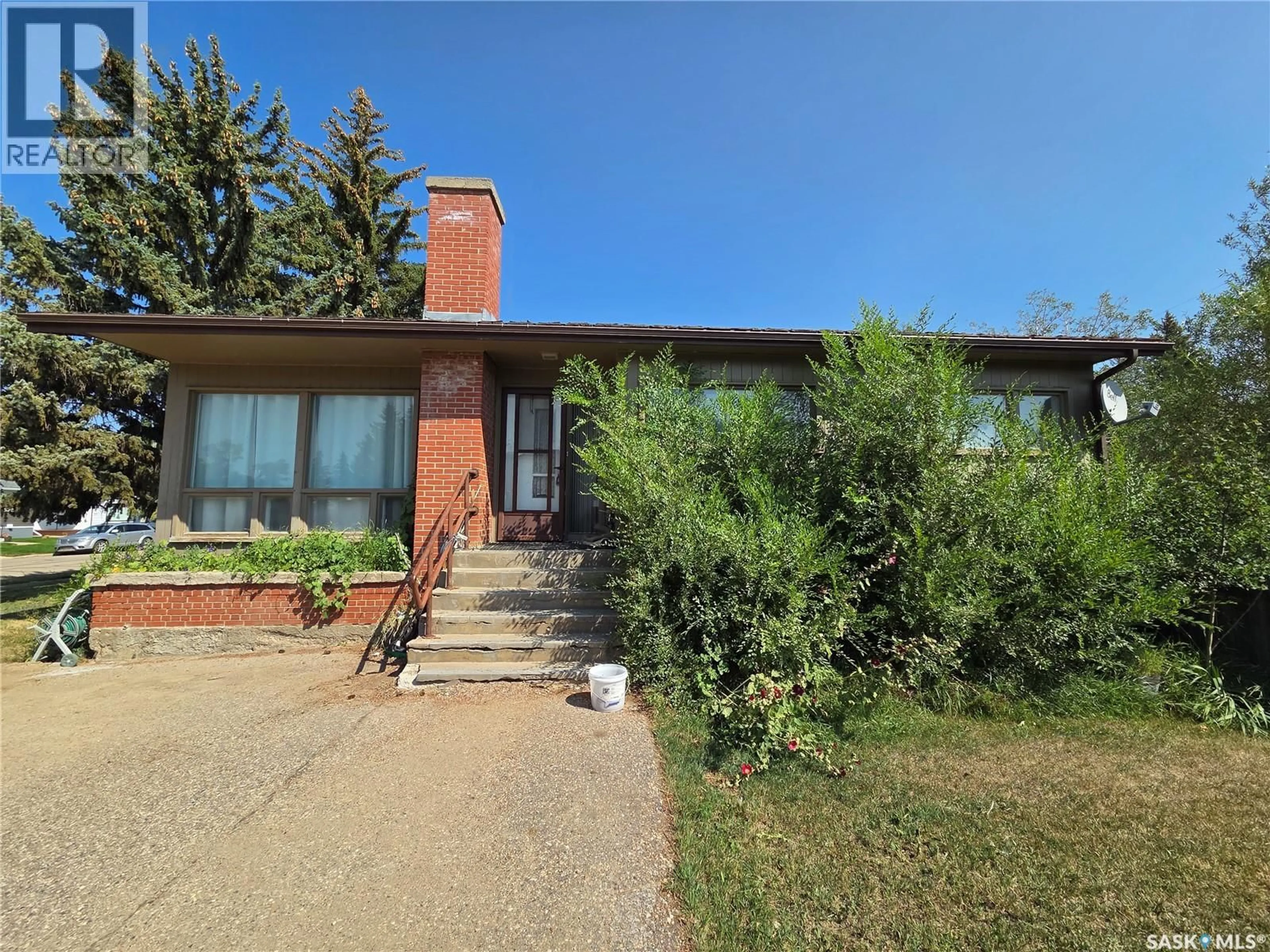 A pic from outside/outdoor area/front of a property/back of a property/a pic from drone, street for E - 135-145 3RD STREET, Fox Valley Saskatchewan S0N0V0