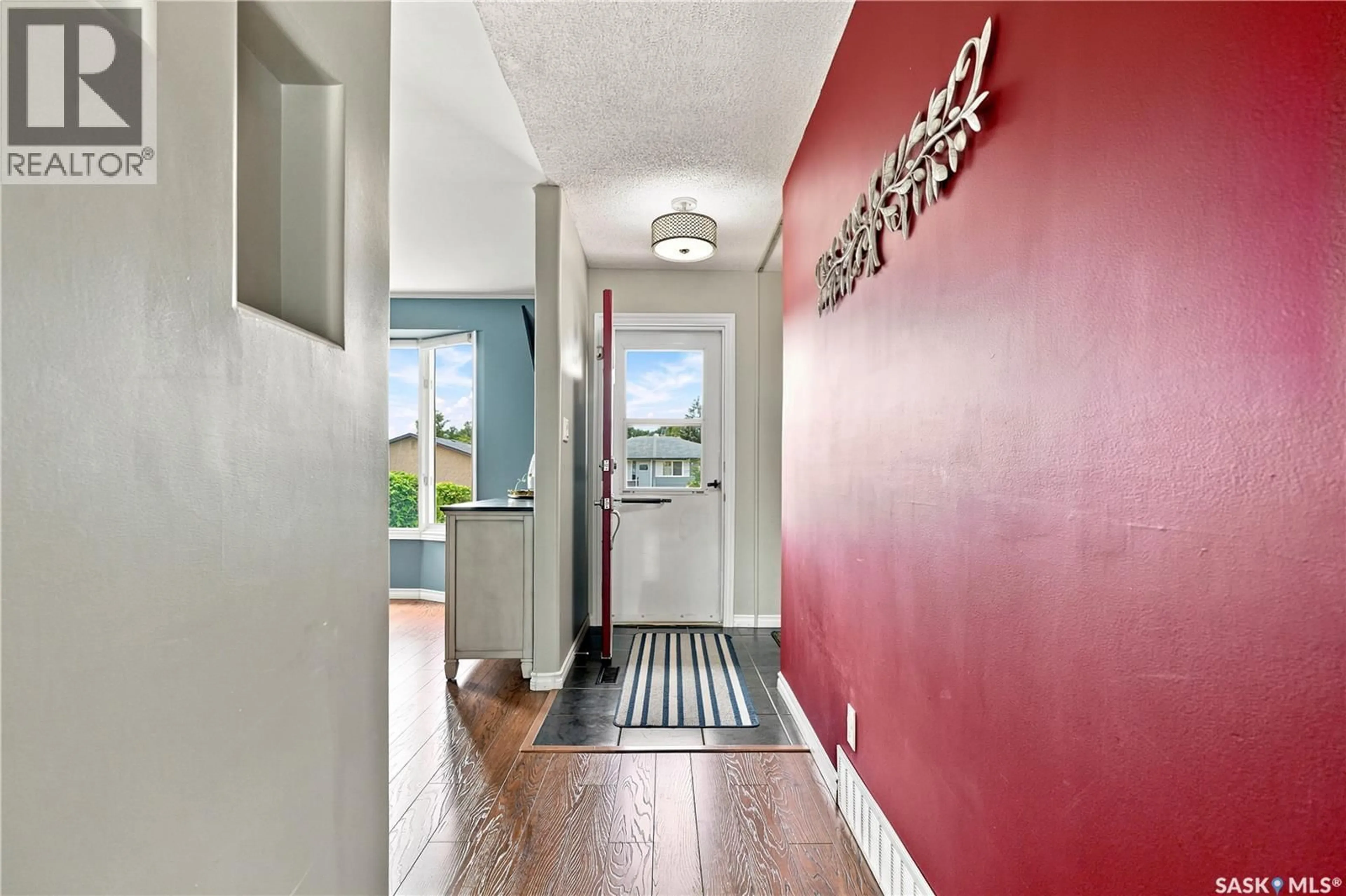 Indoor entryway for 506 FISHER CRESCENT, Saskatoon Saskatchewan S7L5E5