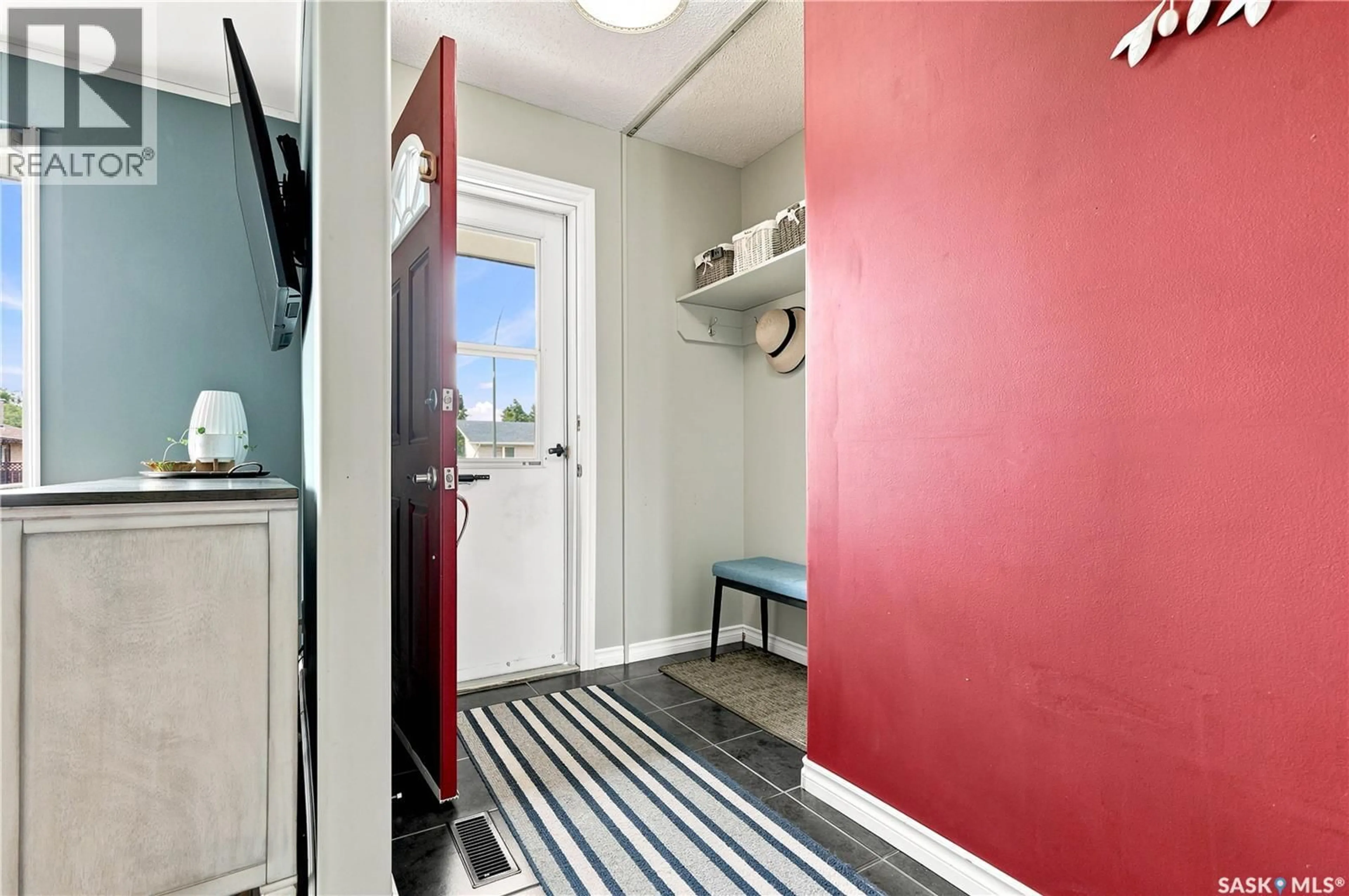 Indoor entryway for 506 FISHER CRESCENT, Saskatoon Saskatchewan S7L5E5