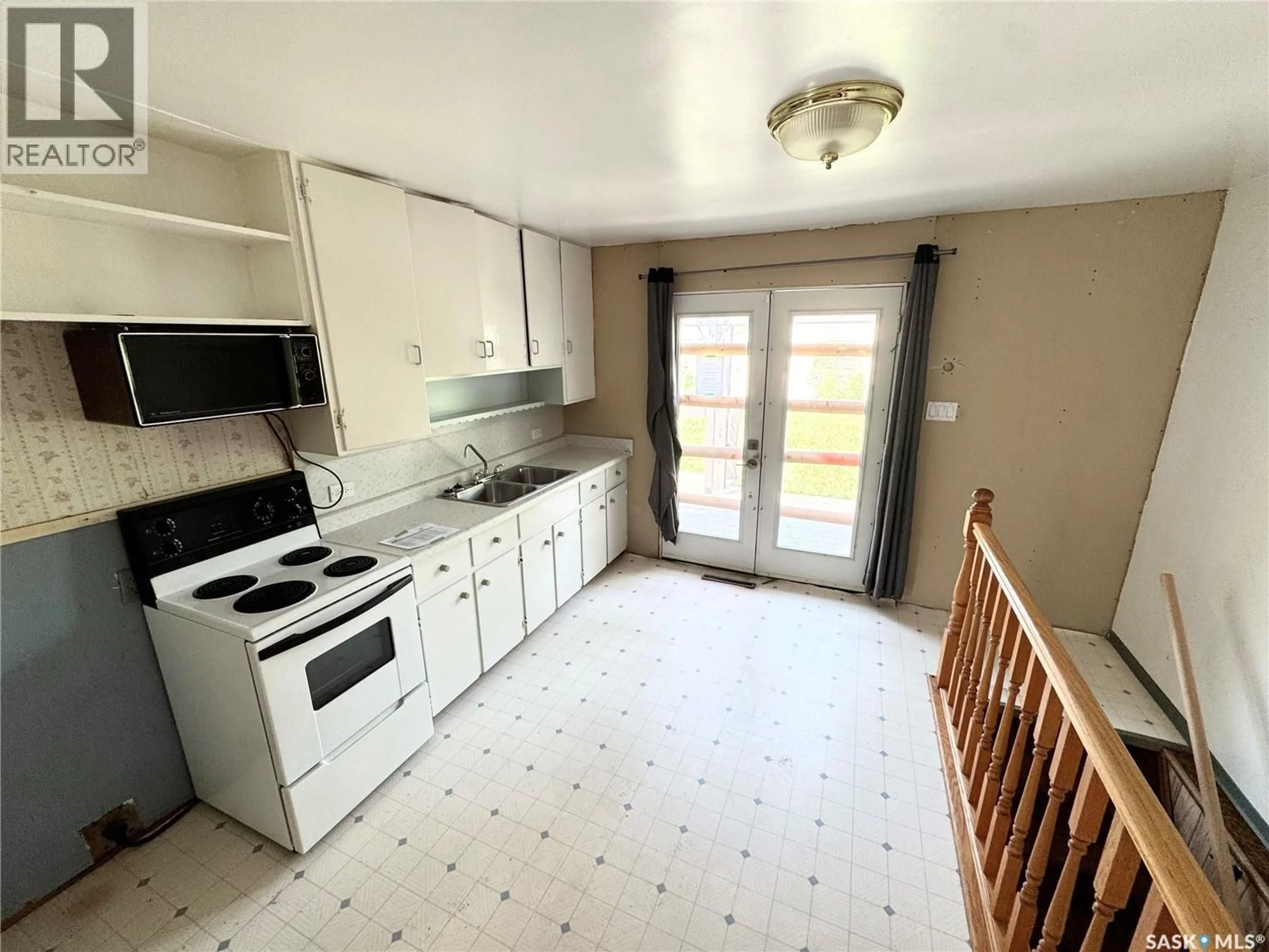 Standard kitchen, ceramic/tile floor for 4006 4TH AVENUE, Regina Saskatchewan S4R0V9
