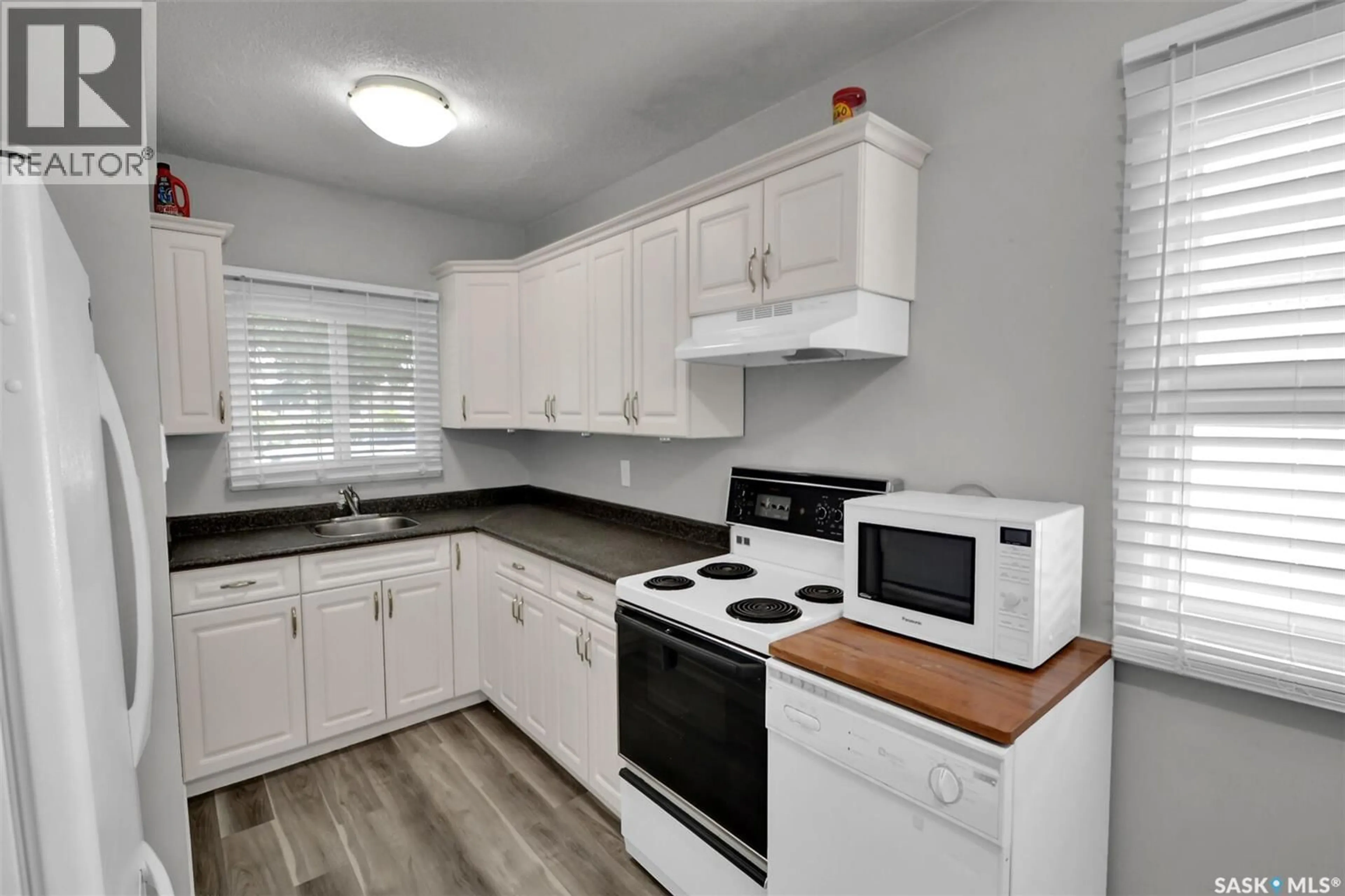 Standard kitchen, unknown for 49-51 CARLETON DRIVE, Saskatoon Saskatchewan S7H3N9