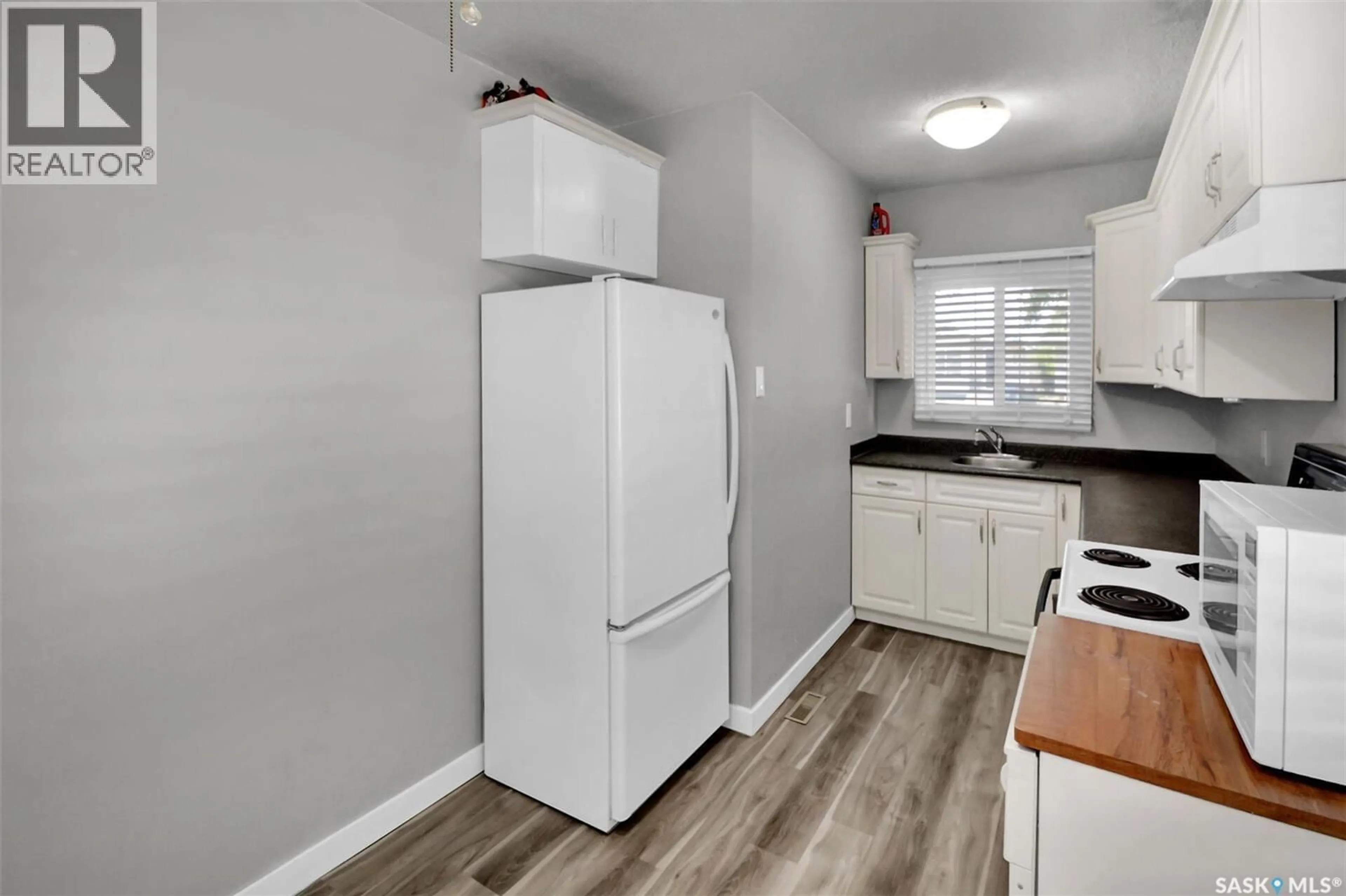 Standard kitchen, unknown for 49-51 CARLETON DRIVE, Saskatoon Saskatchewan S7H3N9