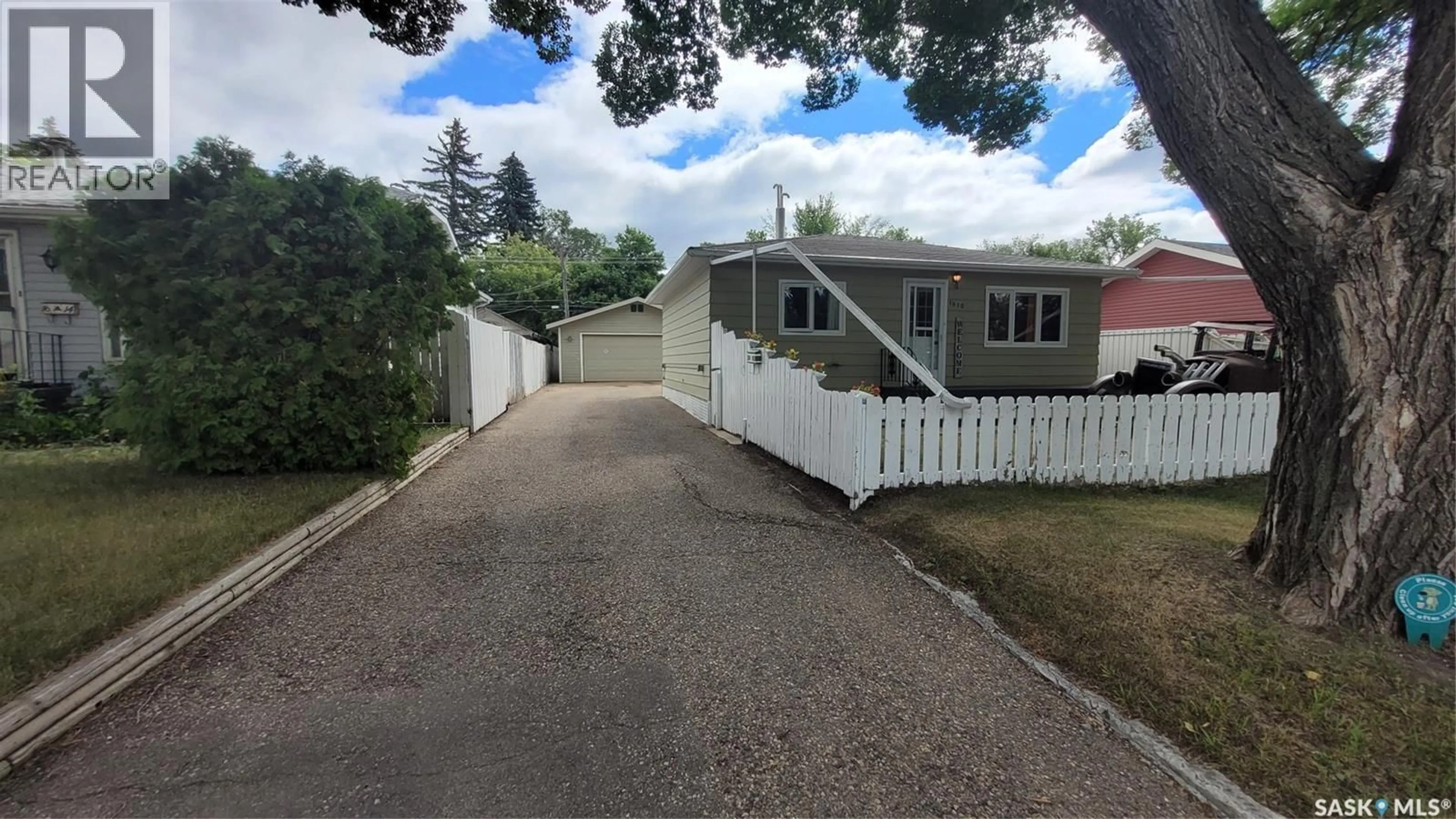 A pic from outside/outdoor area/front of a property/back of a property/a pic from drone, street for 1610 2ND AVENUE, Saskatoon Saskatchewan S7K2G2