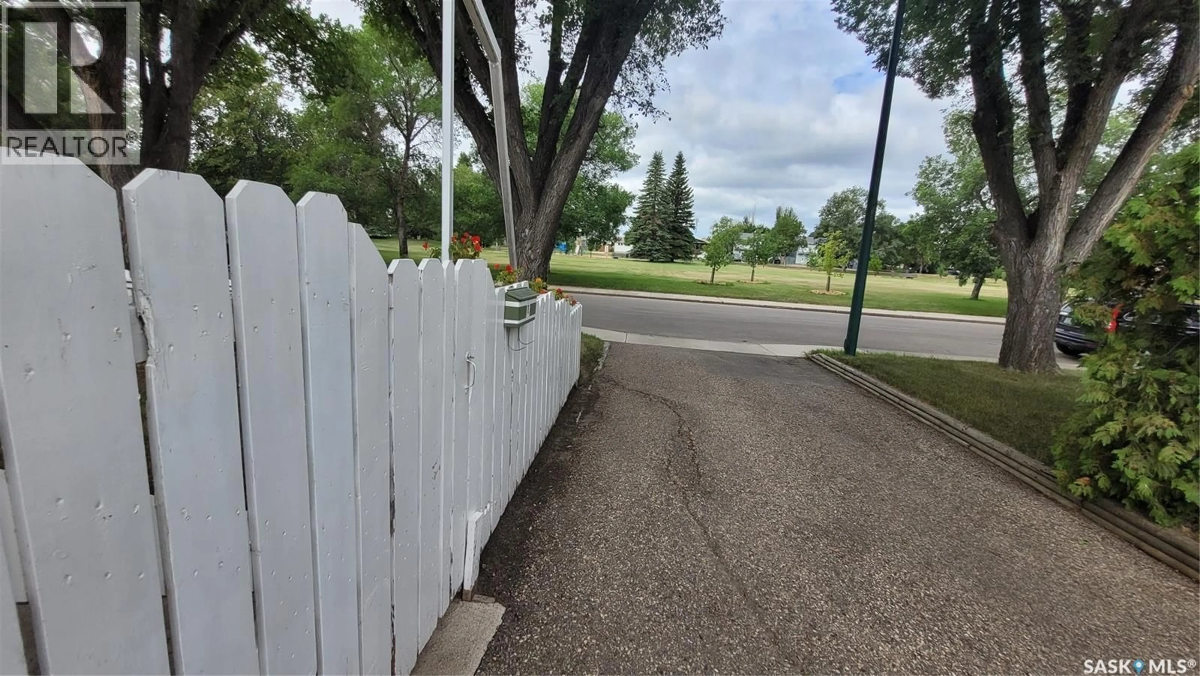 Patio, street for 1610 2ND AVENUE, Saskatoon Saskatchewan S7K2G2