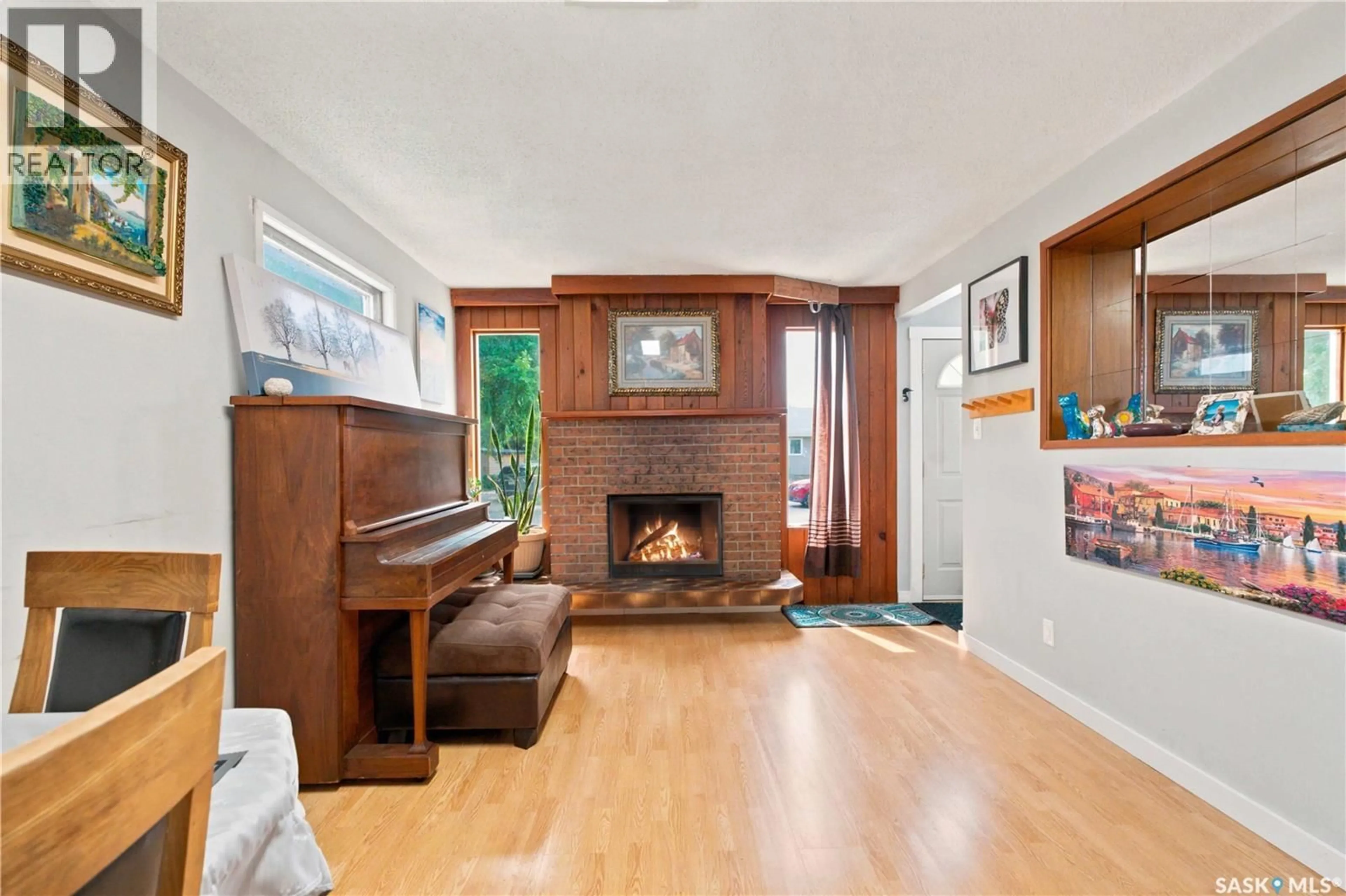 Indoor foyer for 310 DOUGLAS CRESCENT, Saskatoon Saskatchewan S7L4T4