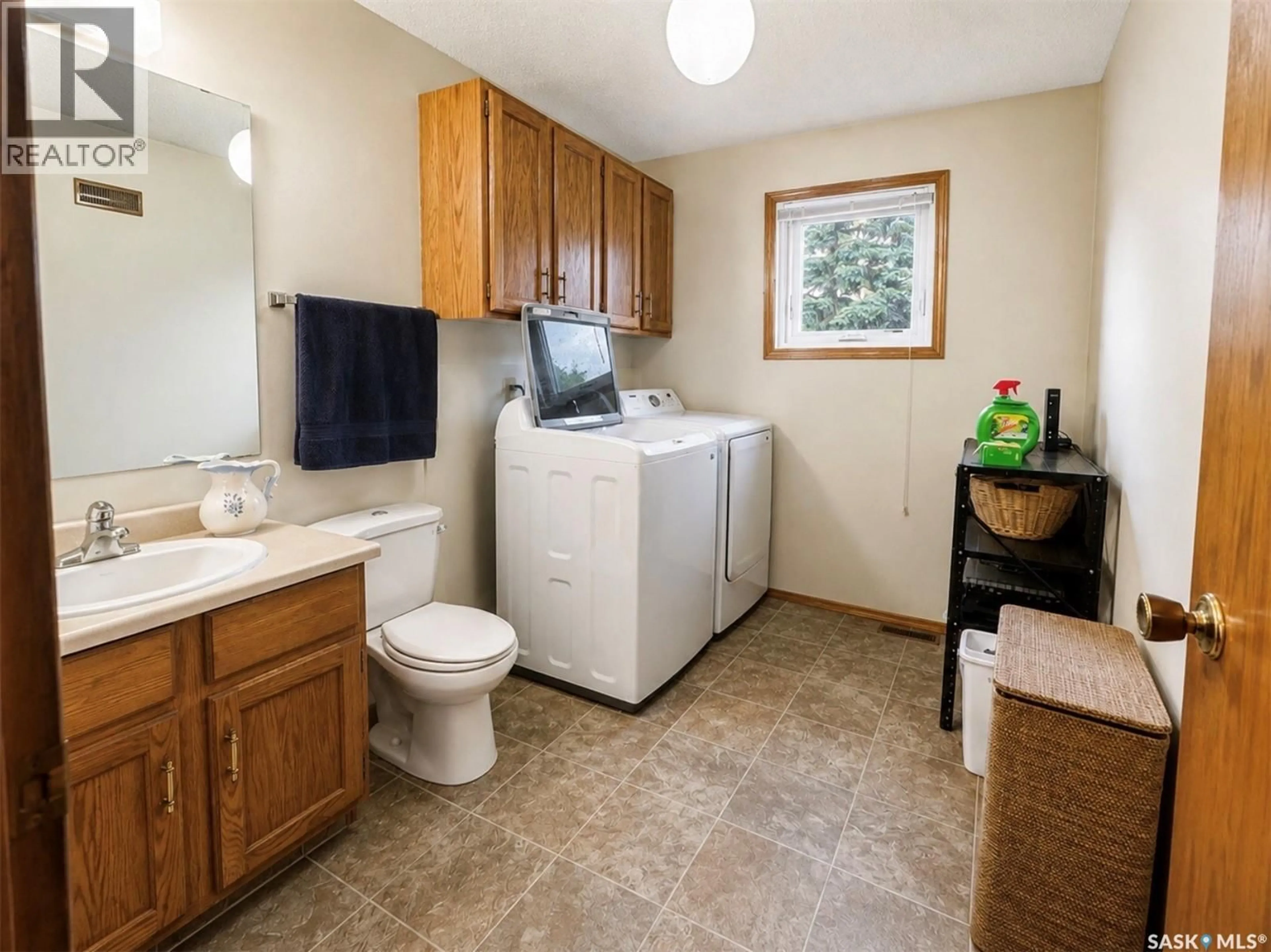 Standard bathroom, ceramic/tile floor for 118 MAIN STREET, Sintaluta Saskatchewan S0G4N0