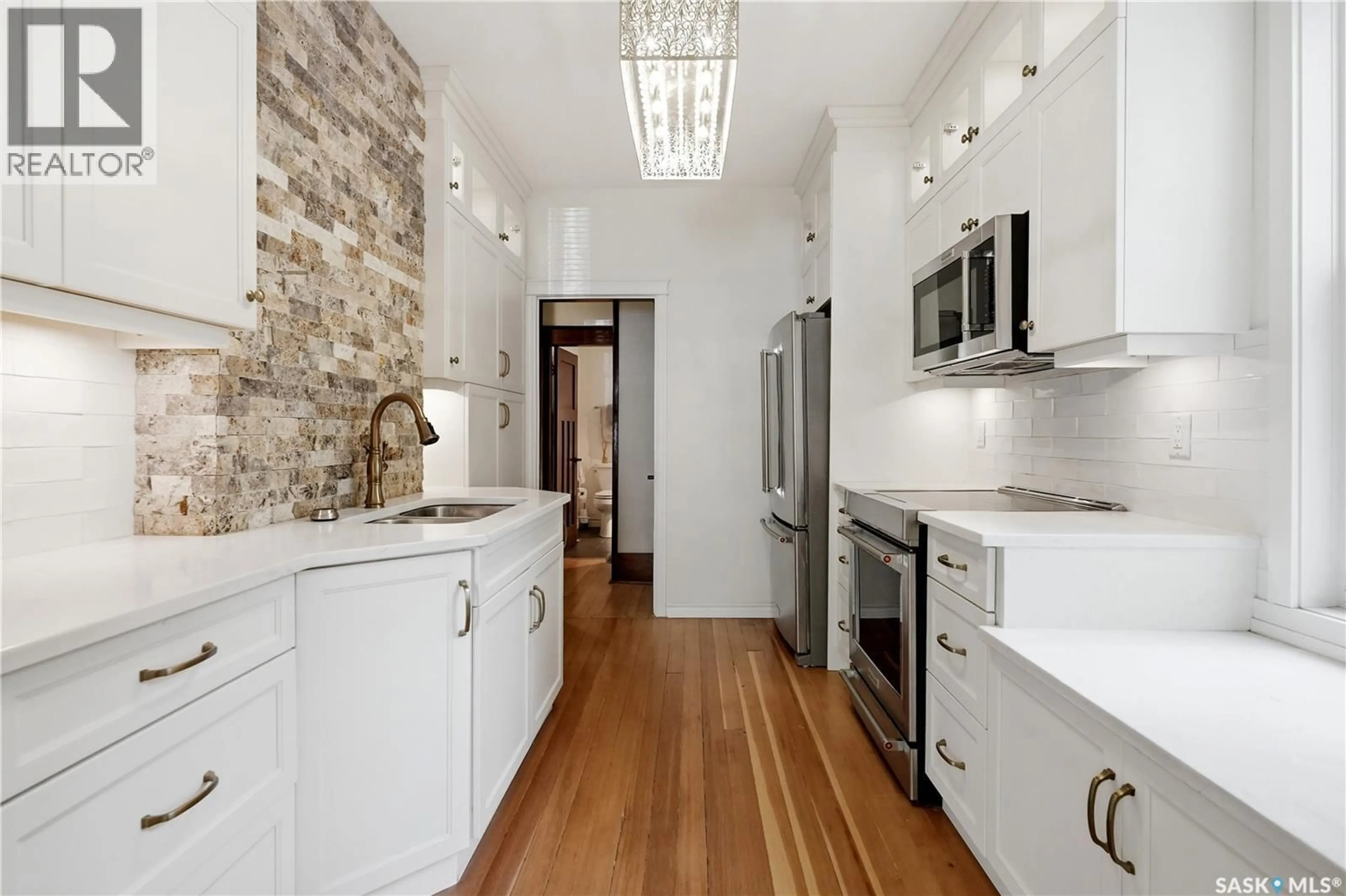Contemporary kitchen, ceramic/tile floor for 1706 15TH AVENUE, Regina Saskatchewan S4P0Z7