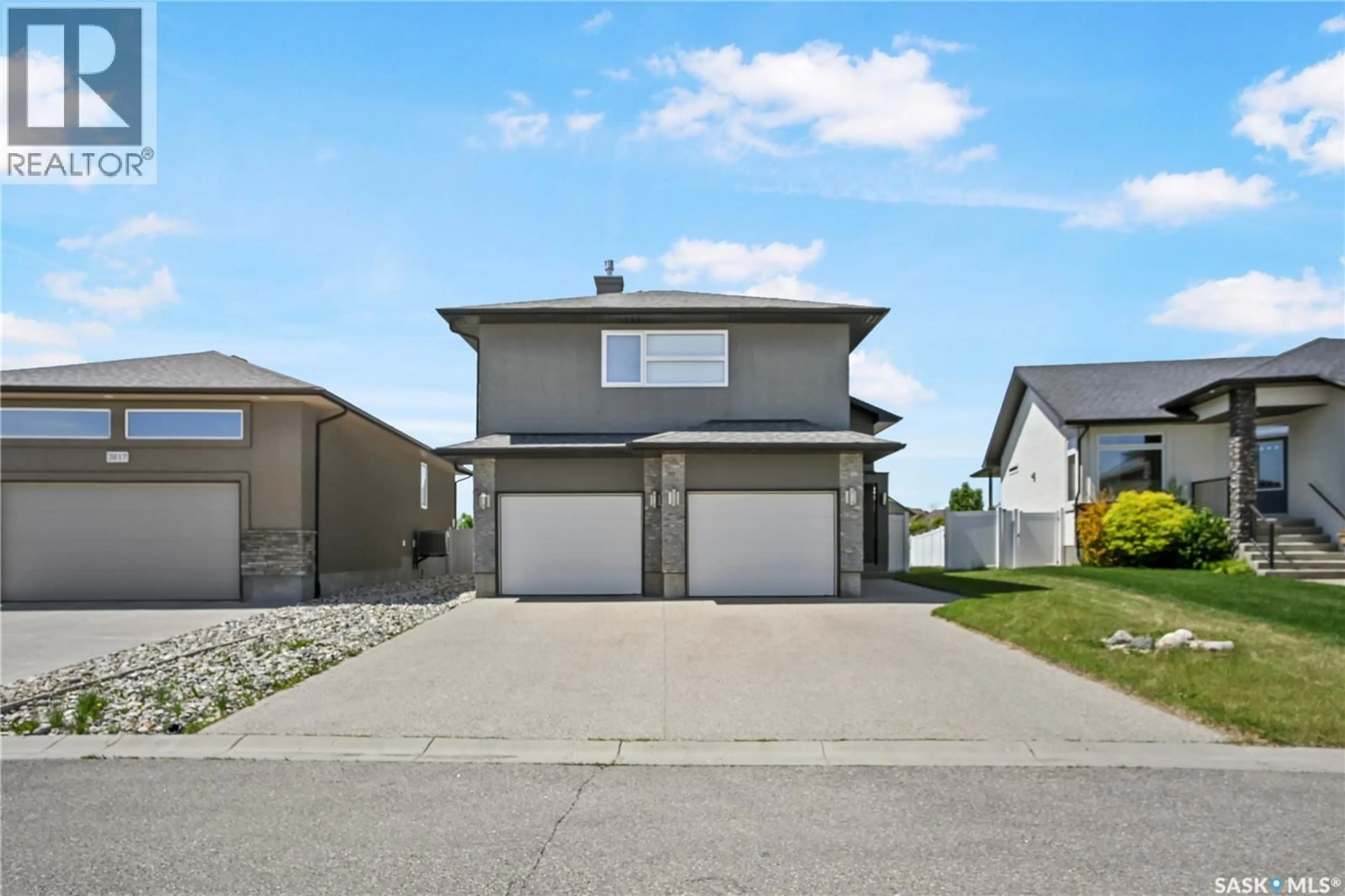 Indoor garage for 3821 GOLDFINCH WAY, Regina Saskatchewan S4V1S4