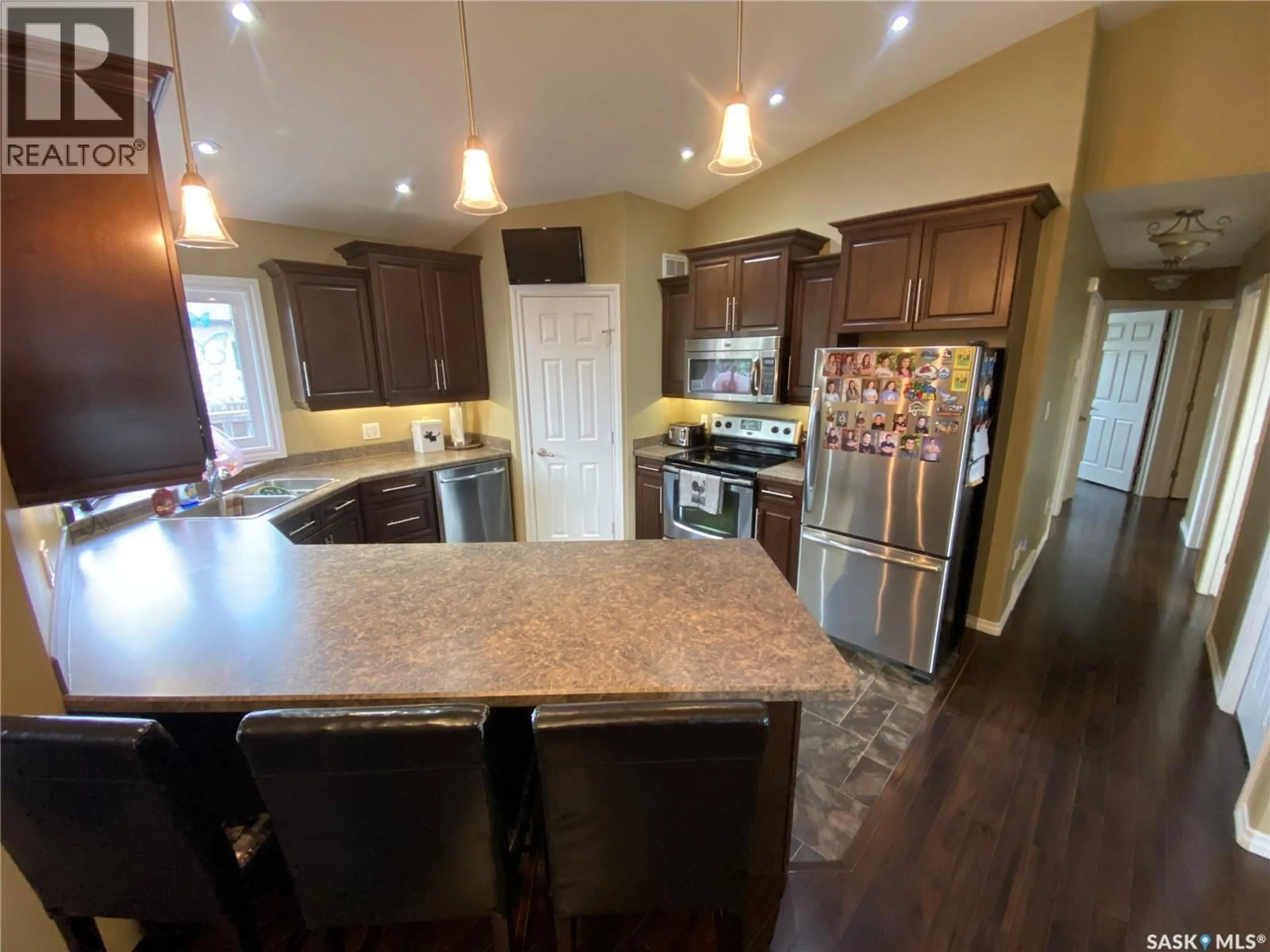 Open concept kitchen, unknown for 54 MADGE WAY, Yorkton Saskatchewan S3N3J8