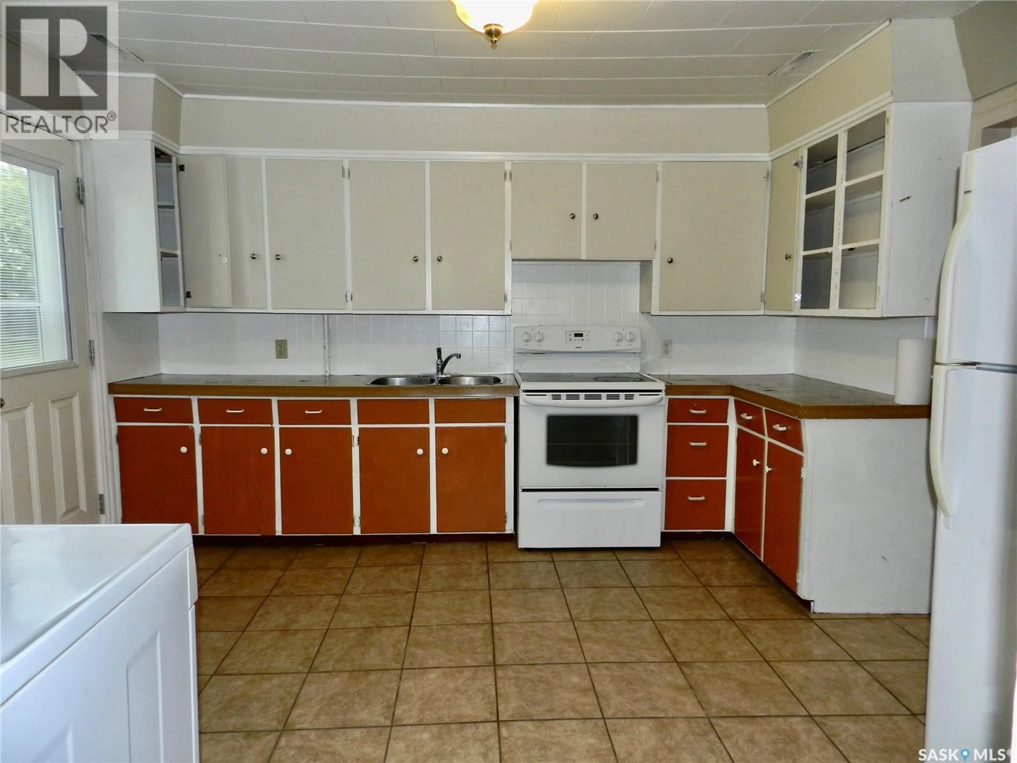 Standard kitchen, unknown for 1112 LILLOOET STREET, Moose Jaw Saskatchewan S6H5A3
