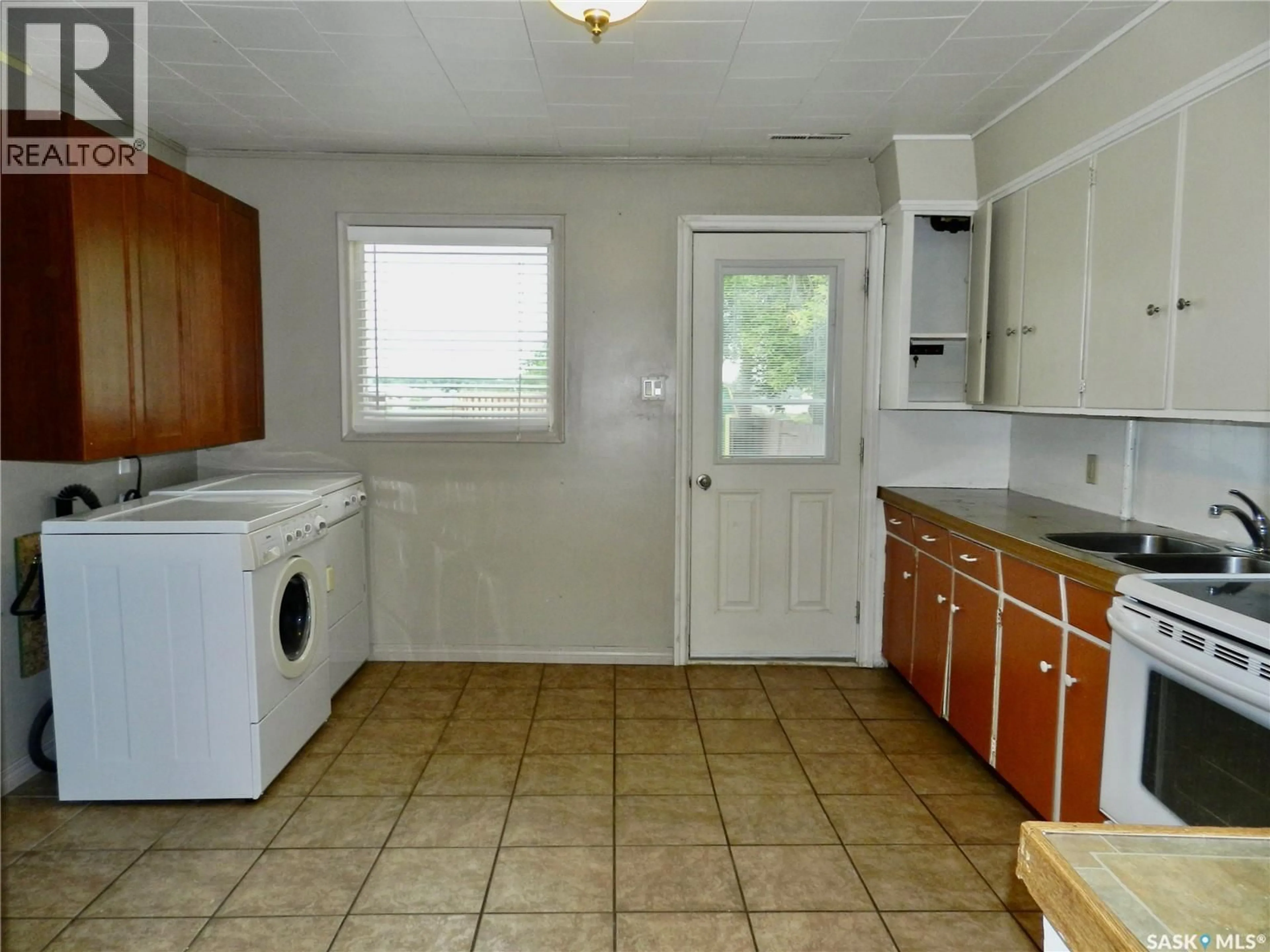 Kitchen with laundary machines, unknown for 1112 LILLOOET STREET, Moose Jaw Saskatchewan S6H5A3