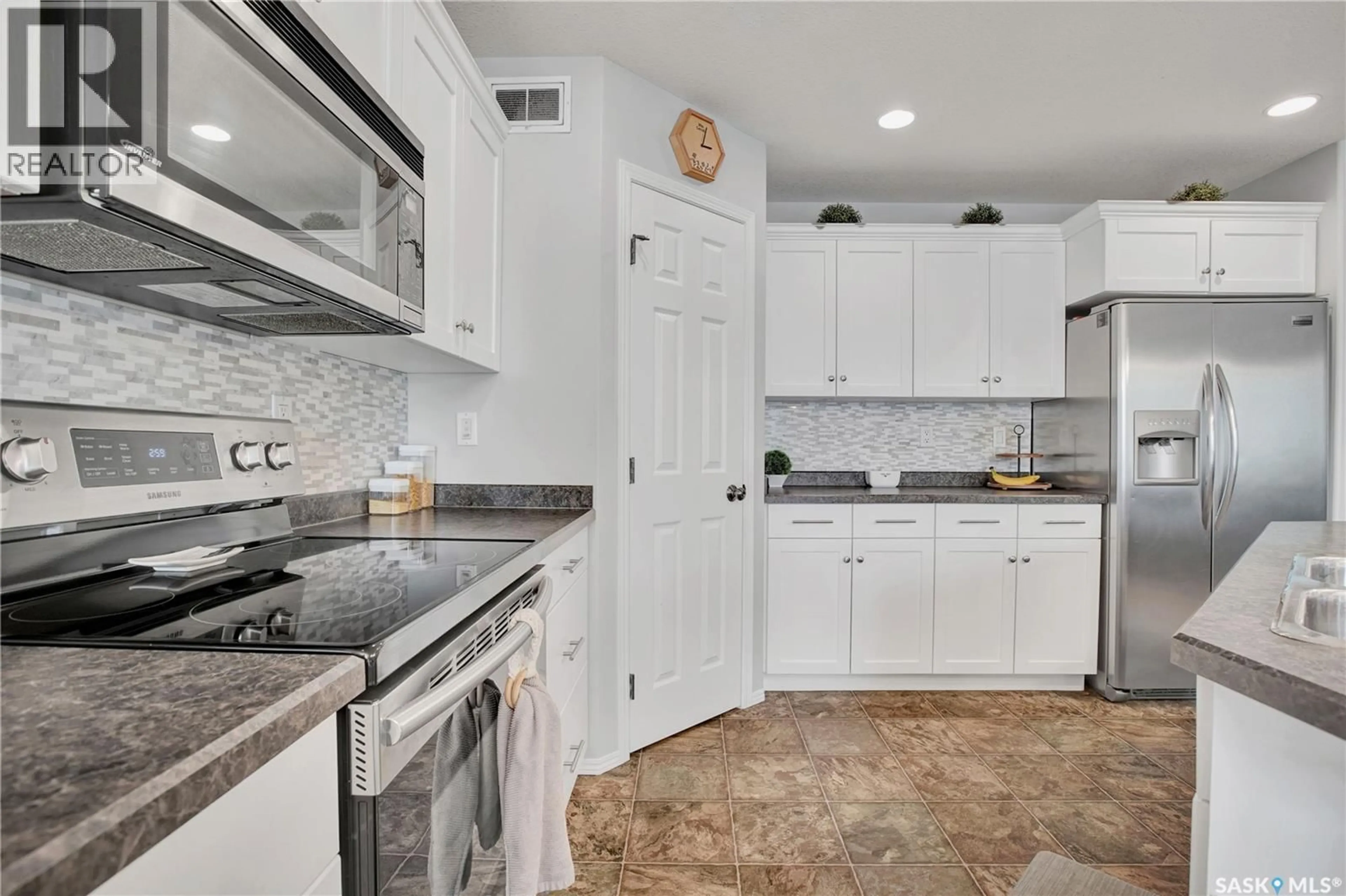 Open concept kitchen, ceramic/tile floor for 118 MEADOWLARK PARK, Warman Saskatchewan S0K0A1