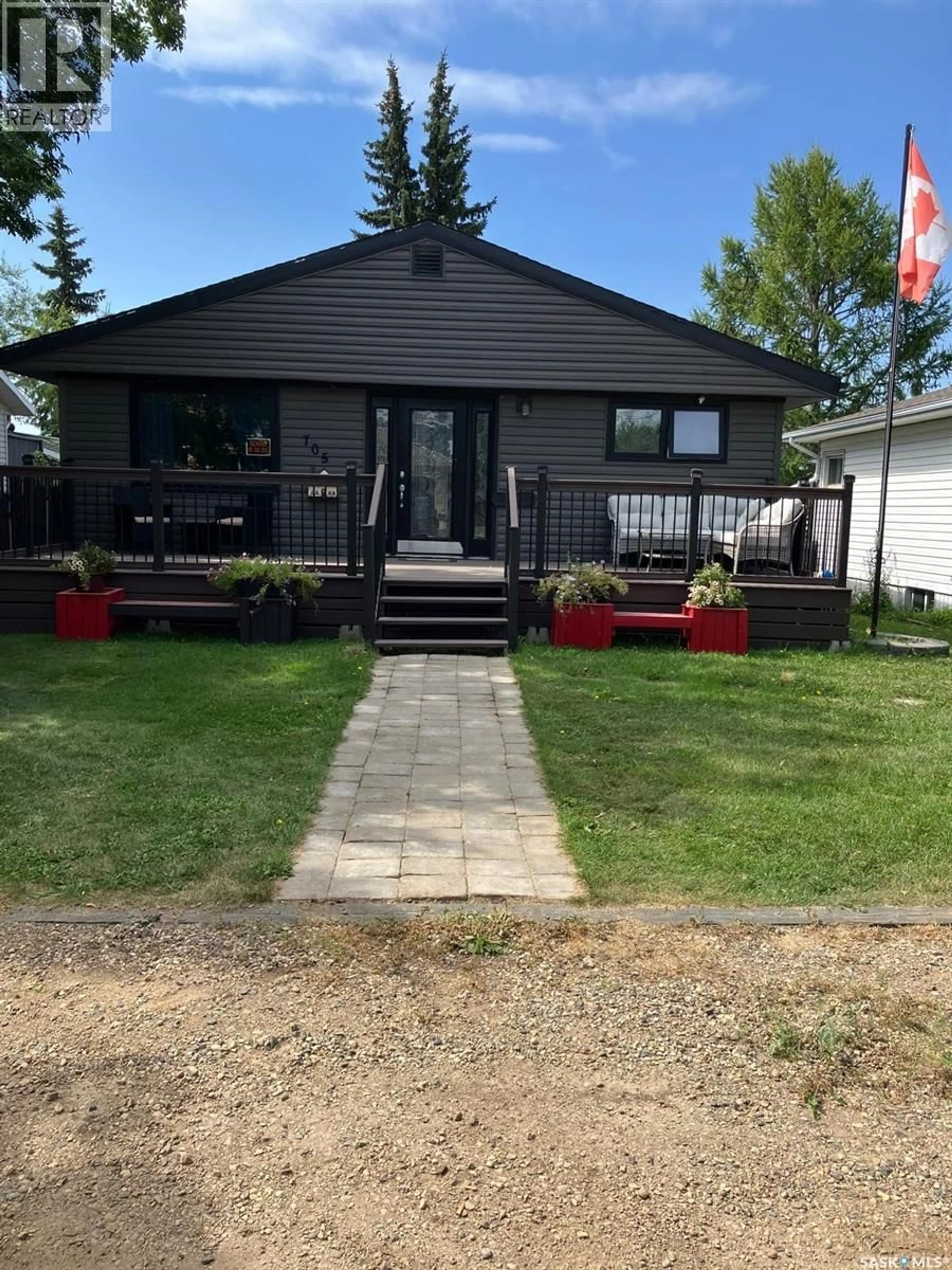 A pic from outside/outdoor area/front of a property/back of a property/a pic from drone, street for 705 PROSPECT AVENUE, Oxbow Saskatchewan S0C2B0