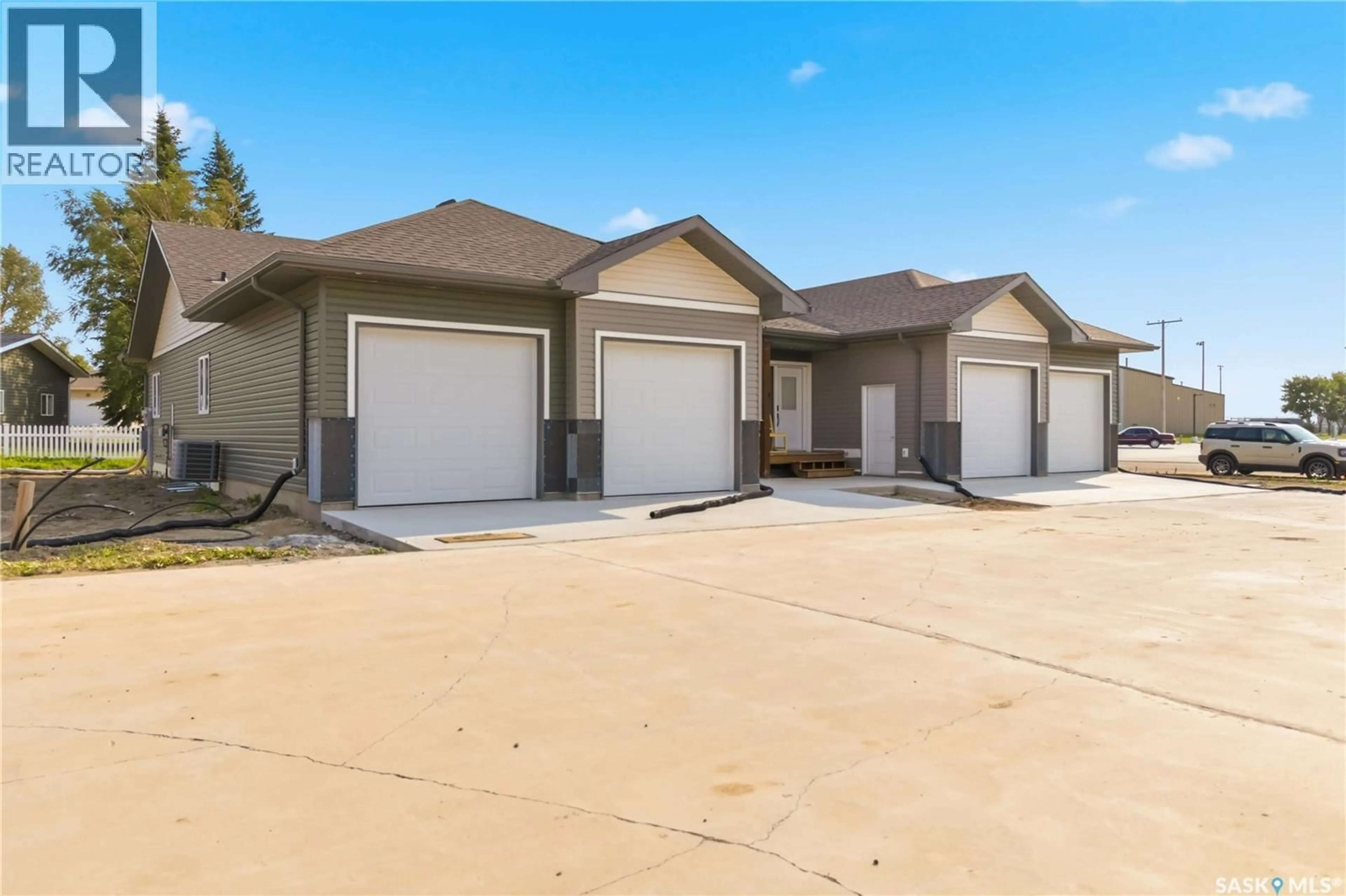 Indoor garage for 301 - 43 CENTENNIAL ROAD, Hague Saskatchewan S0K1X0