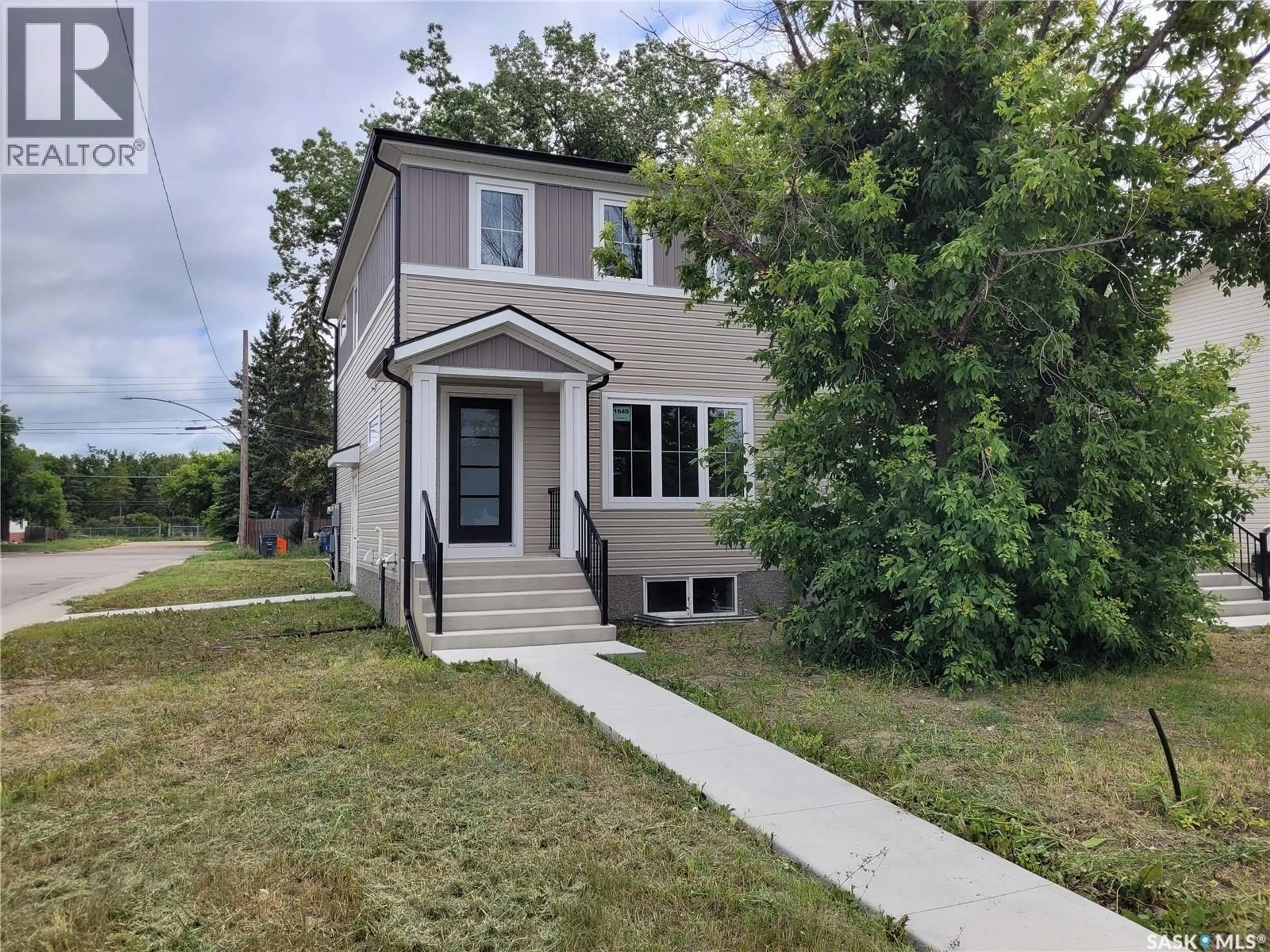 Home with vinyl exterior material, street for N - 1640 1ST AVENUE, Saskatoon Saskatchewan S7K1Z5