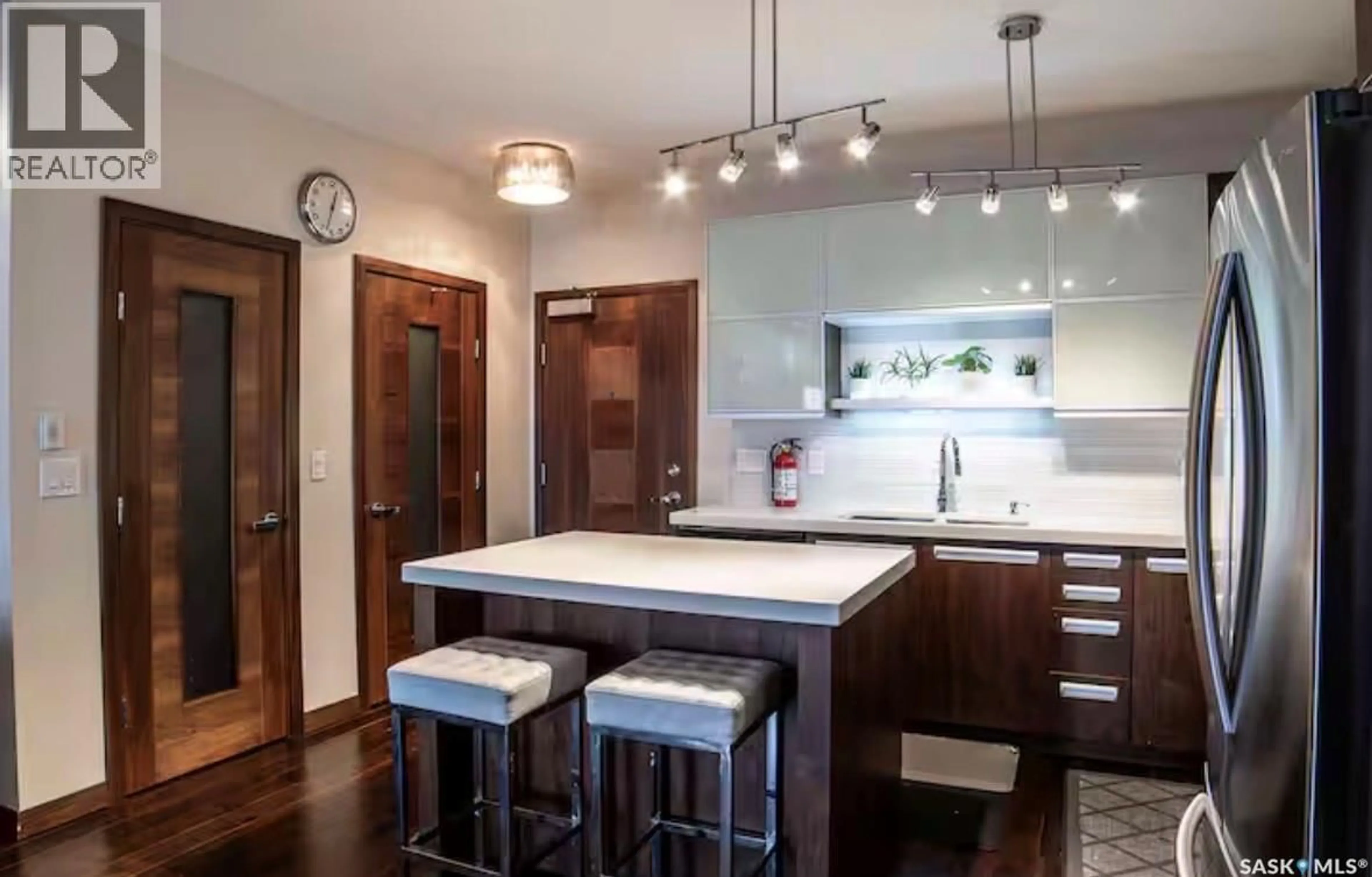 Contemporary kitchen, wood/laminate floor for 2101 - 313 HESELTINE ROAD, Regina Saskatchewan S4V3H1