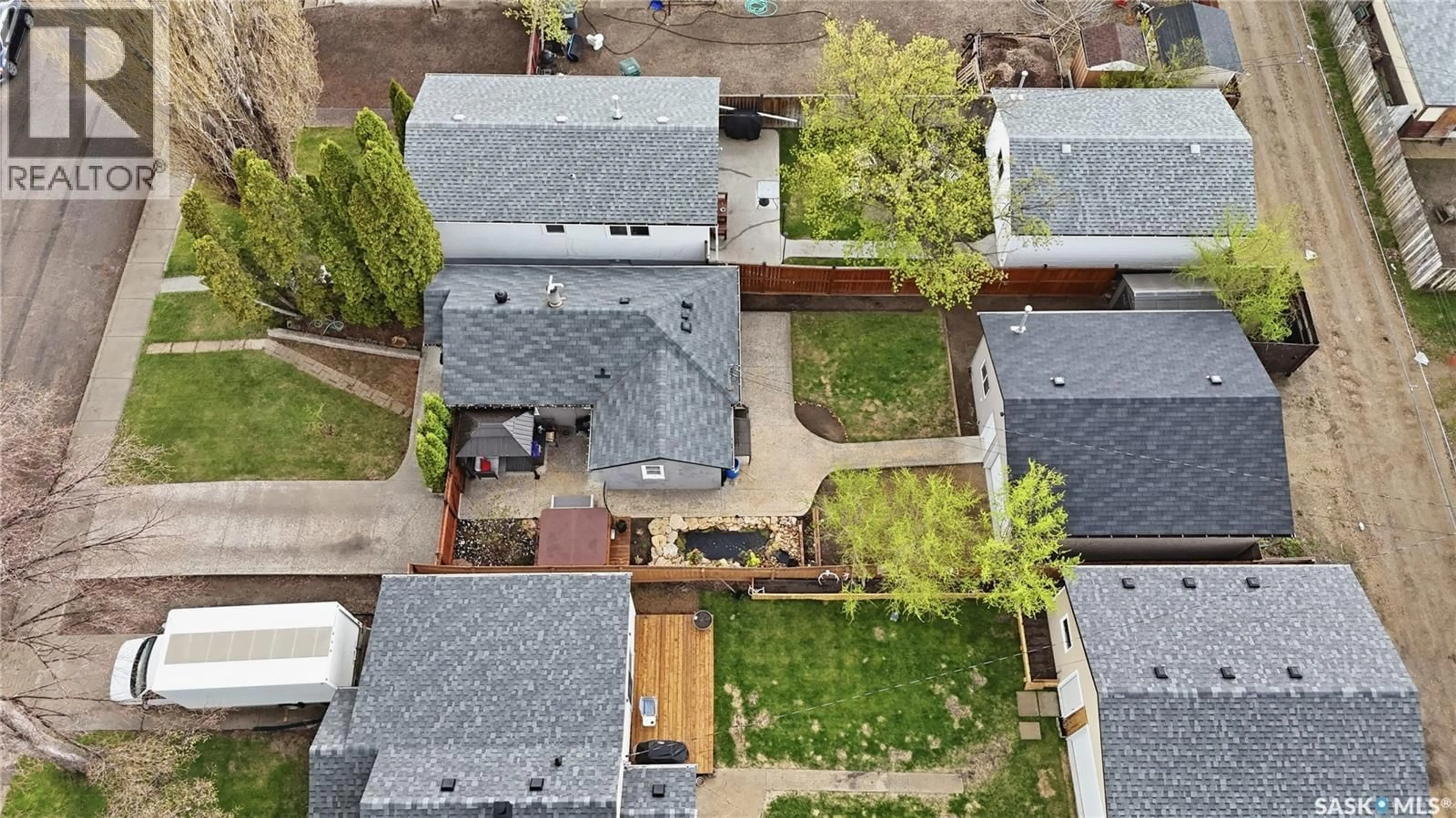 A pic from outside/outdoor area/front of a property/back of a property/a pic from drone, street for 908 L AVENUE, Saskatoon Saskatchewan S7L2R6