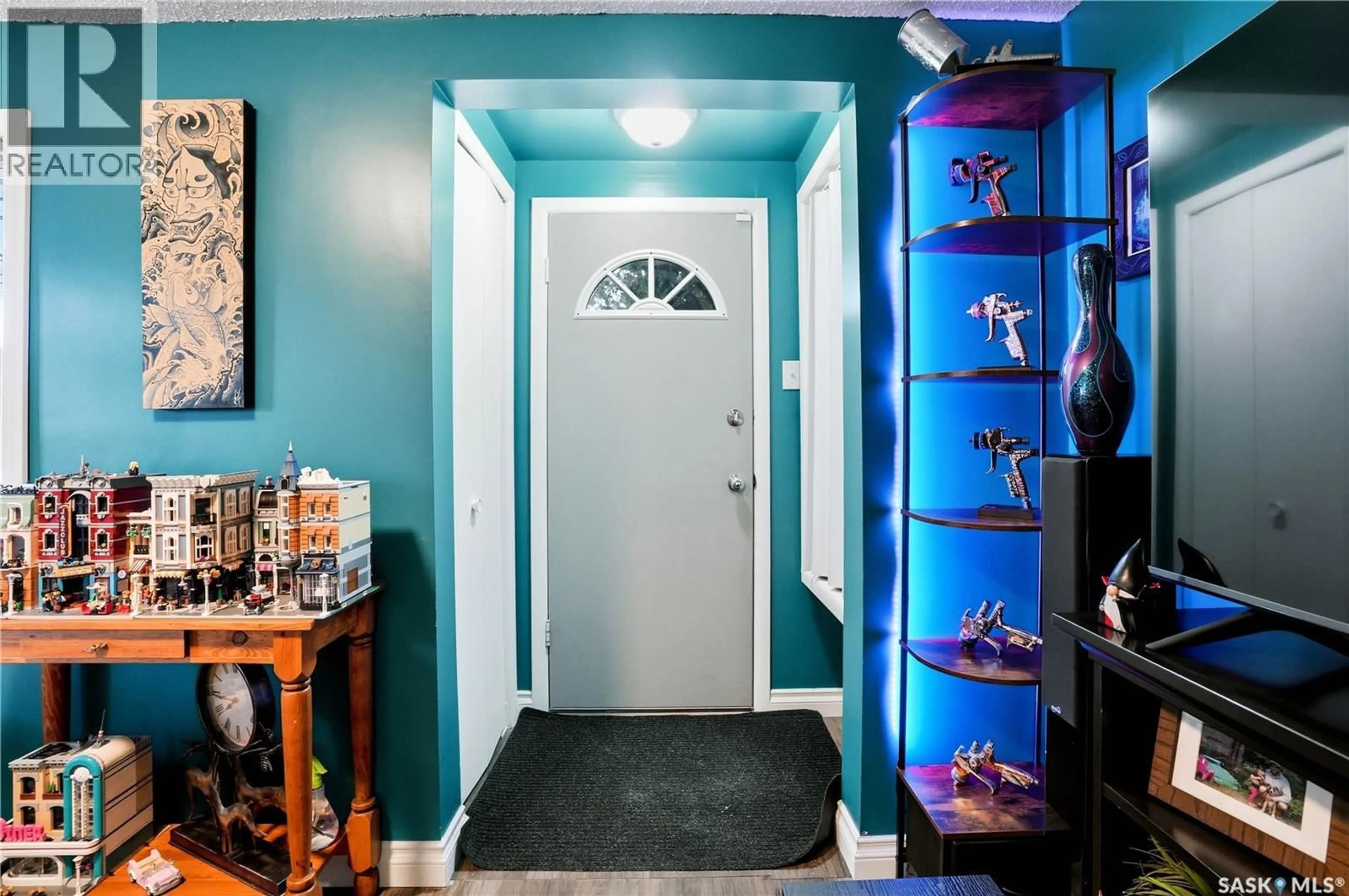 Indoor entryway for 908 L AVENUE, Saskatoon Saskatchewan S7L2R6
