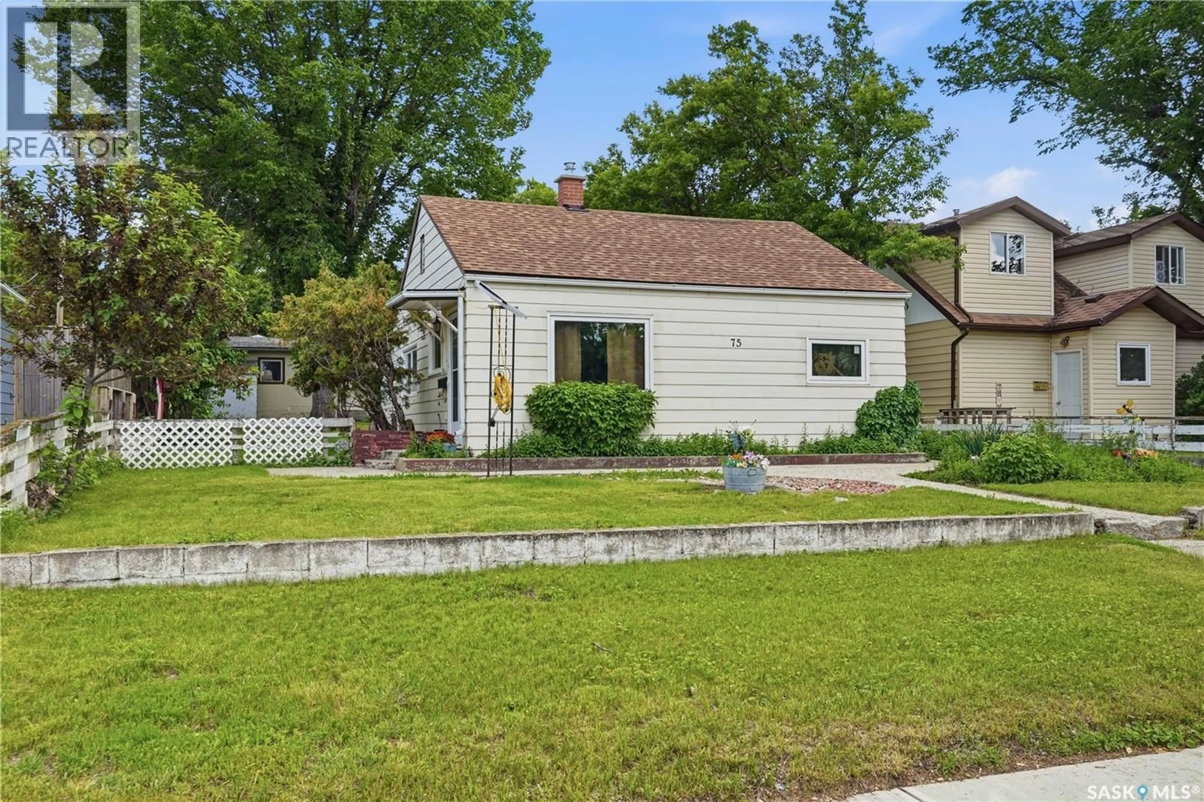 Home with vinyl exterior material, street for 75 IROQUOIS STREET, Moose Jaw Saskatchewan S6H5A4