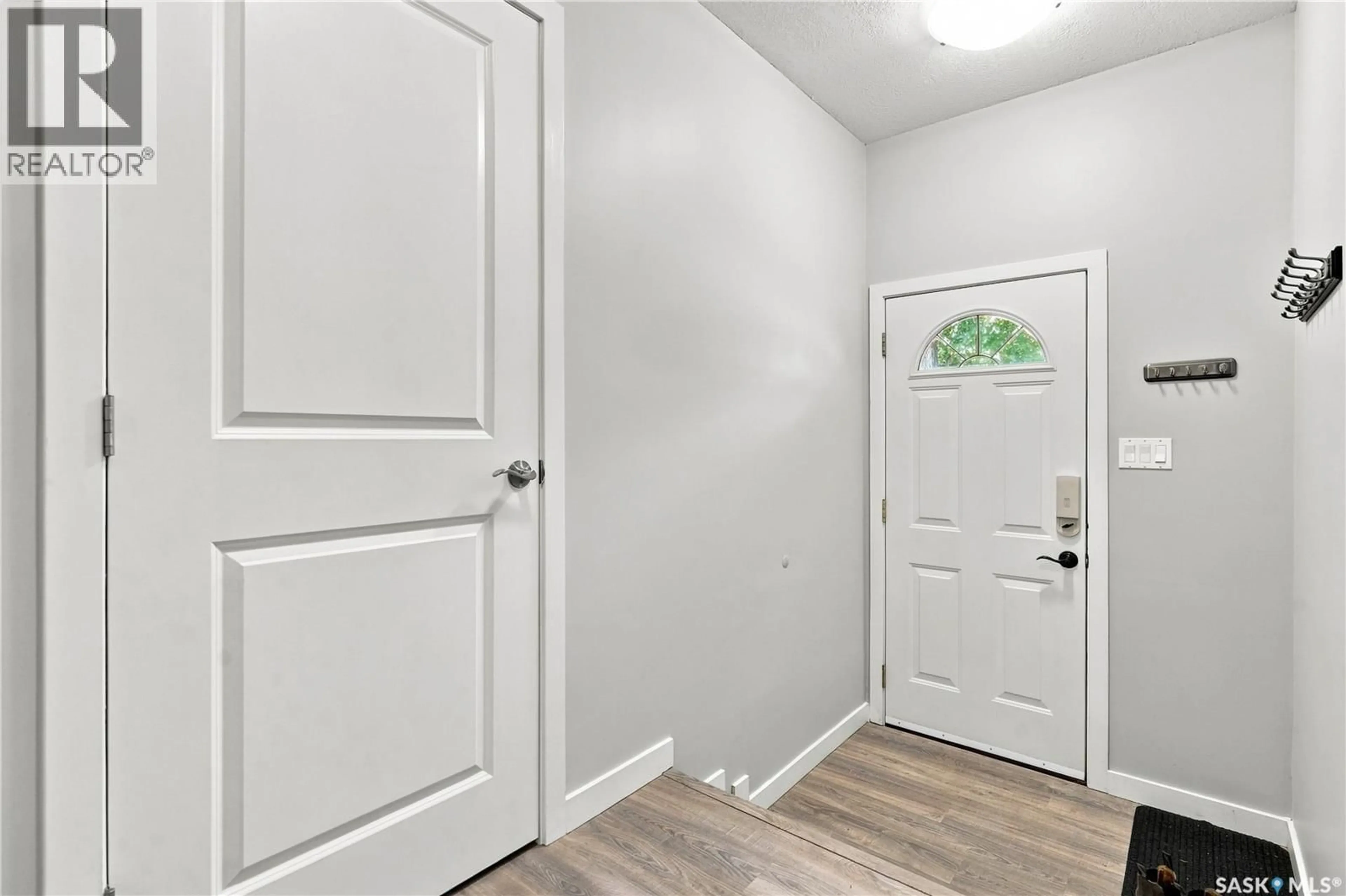 Indoor entryway for 1227 PASCOE DRIVE, Moose Jaw Saskatchewan S6H7A2