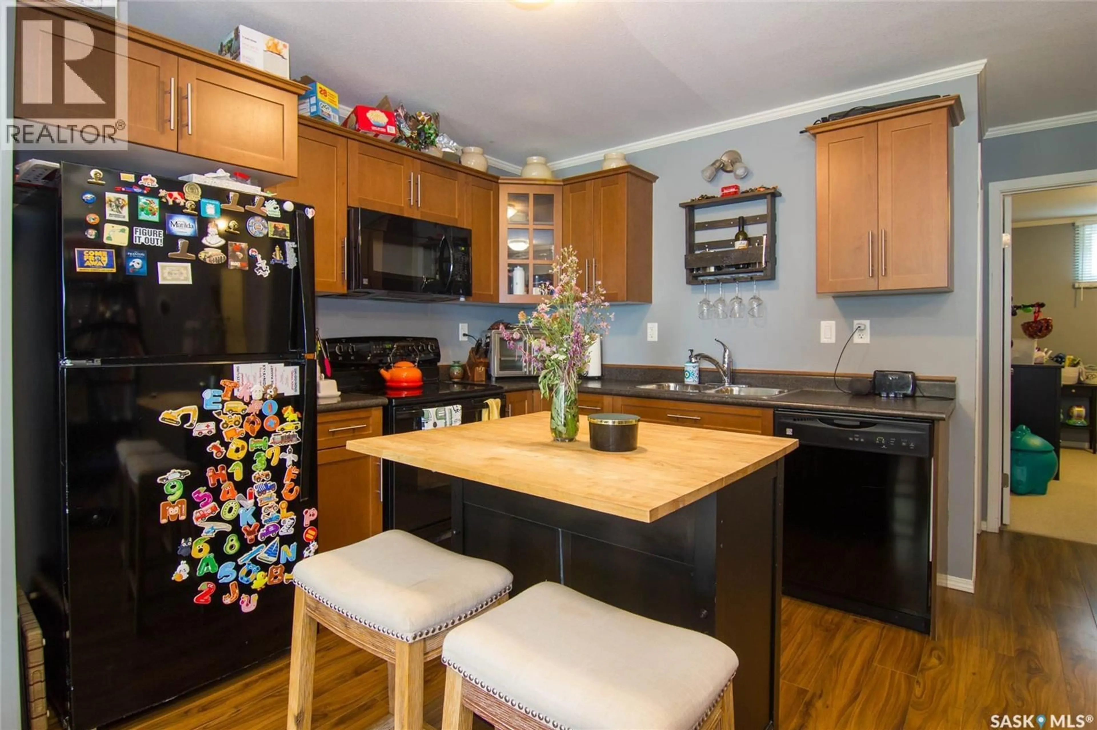 Standard kitchen, wood/laminate floor for 1303 - 603 RICHARDSON ROAD, Saskatoon Saskatchewan S7R0L1