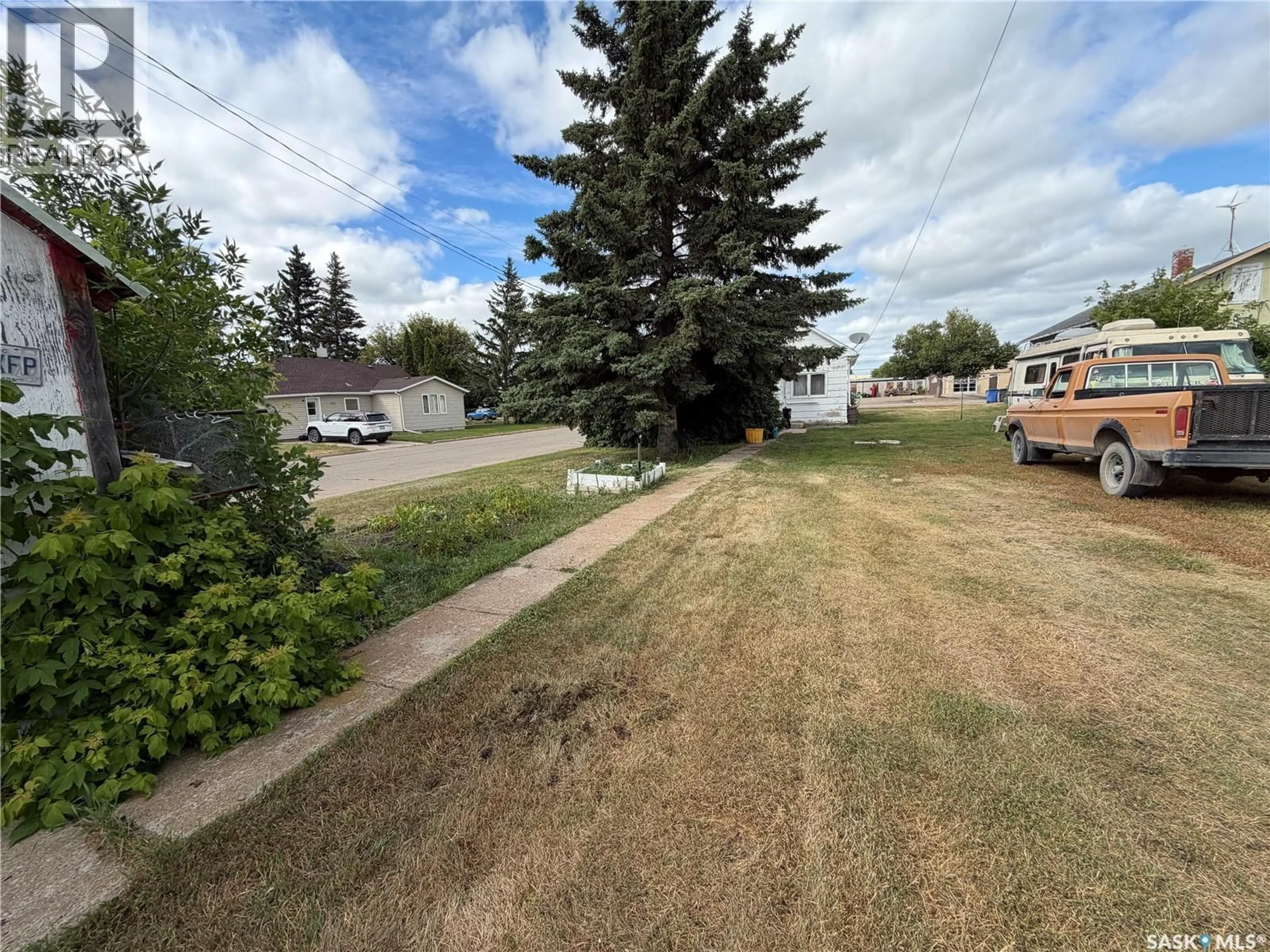 A pic from outside/outdoor area/front of a property/back of a property/a pic from drone, street for 277 2ND AVENUE, Melville Saskatchewan S0A2P0