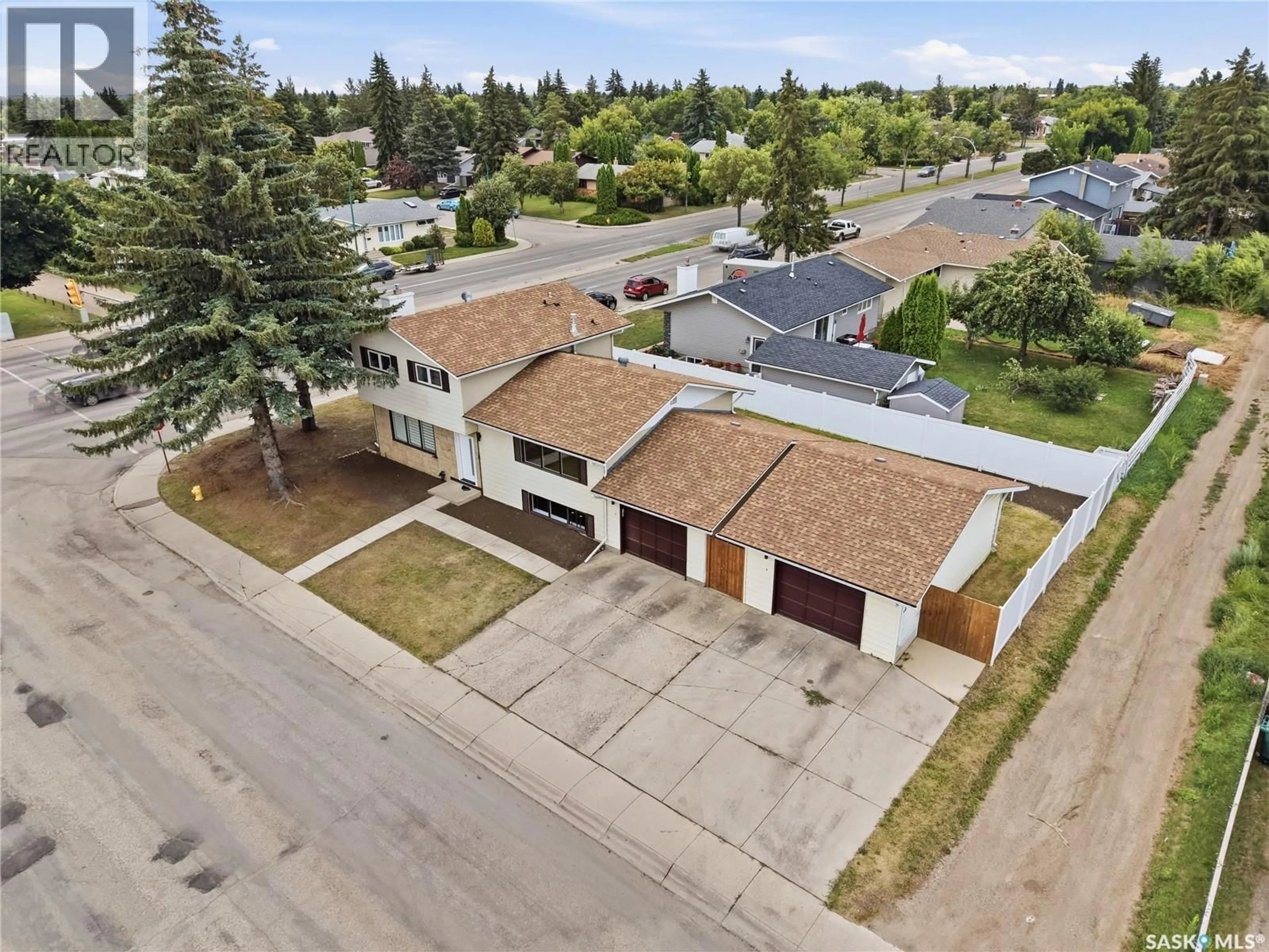 A pic from outside/outdoor area/front of a property/back of a property/a pic from drone, street for 702 MCKERCHER DRIVE, Saskatoon Saskatchewan S7H3W7