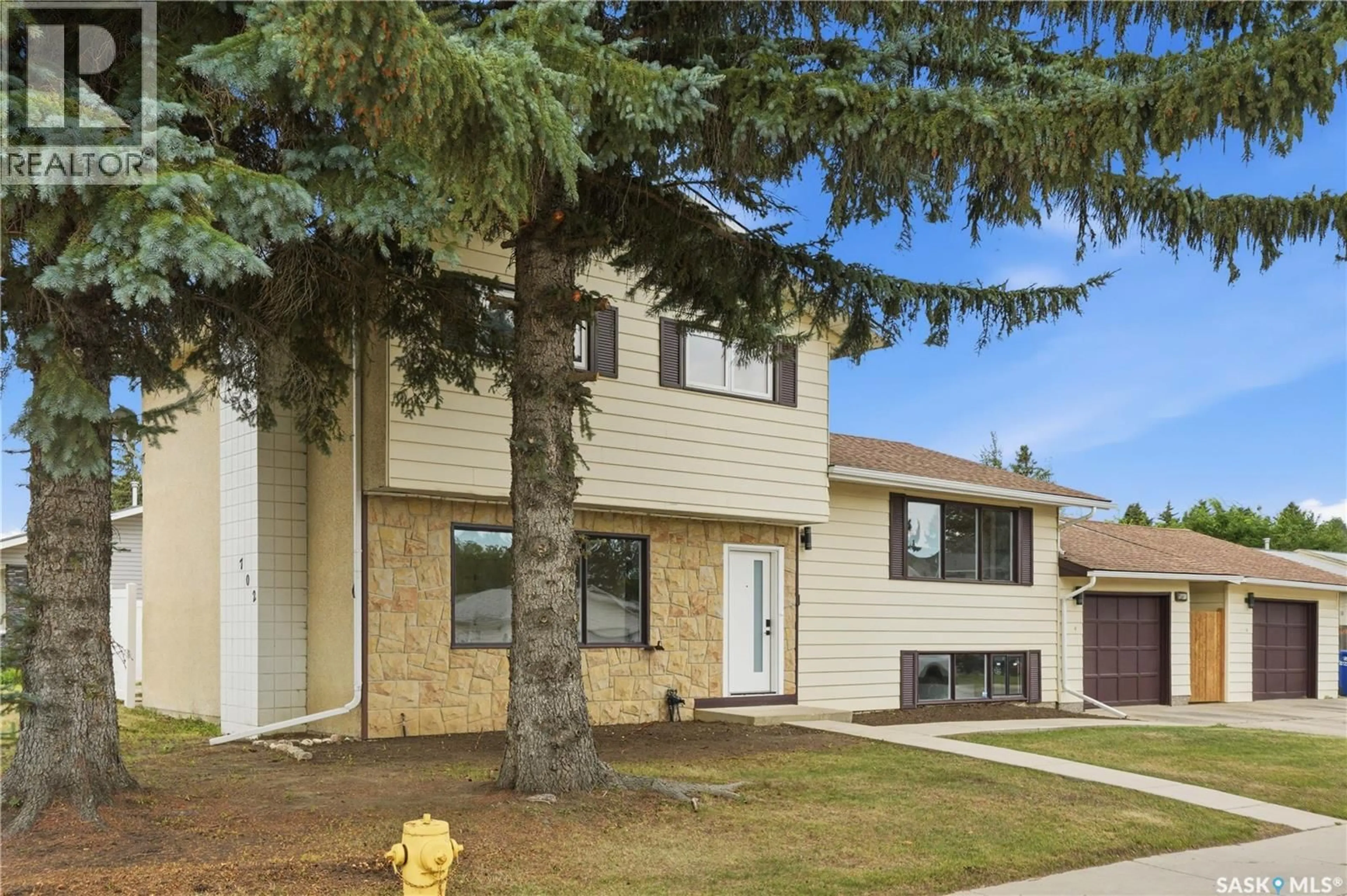 Home with vinyl exterior material, street for 702 MCKERCHER DRIVE, Saskatoon Saskatchewan S7H3W7
