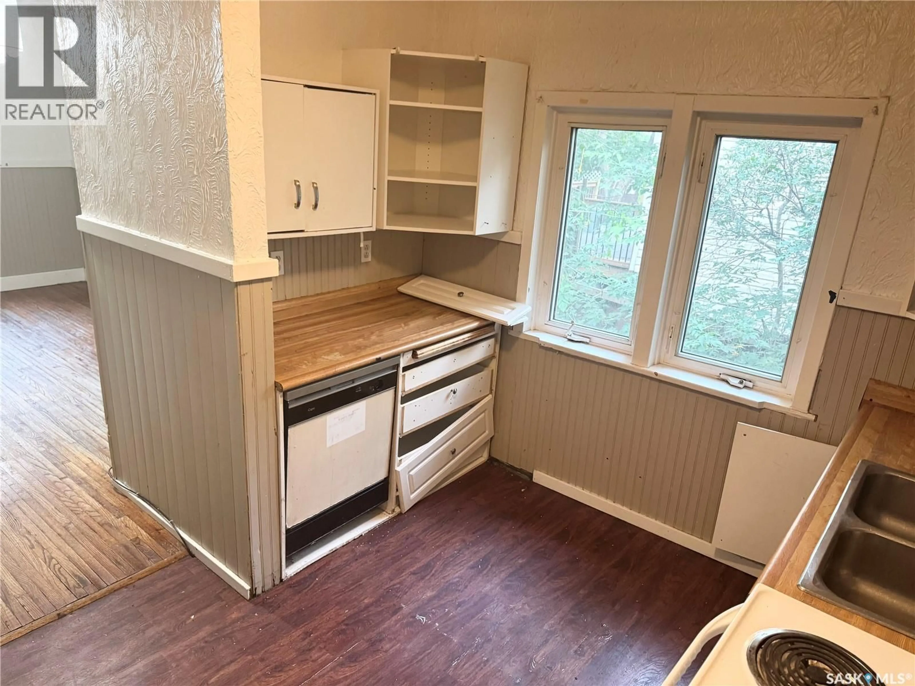 Standard kitchen, wood/laminate floor for 1110 QUEEN STREET, Regina Saskatchewan S4B4B2