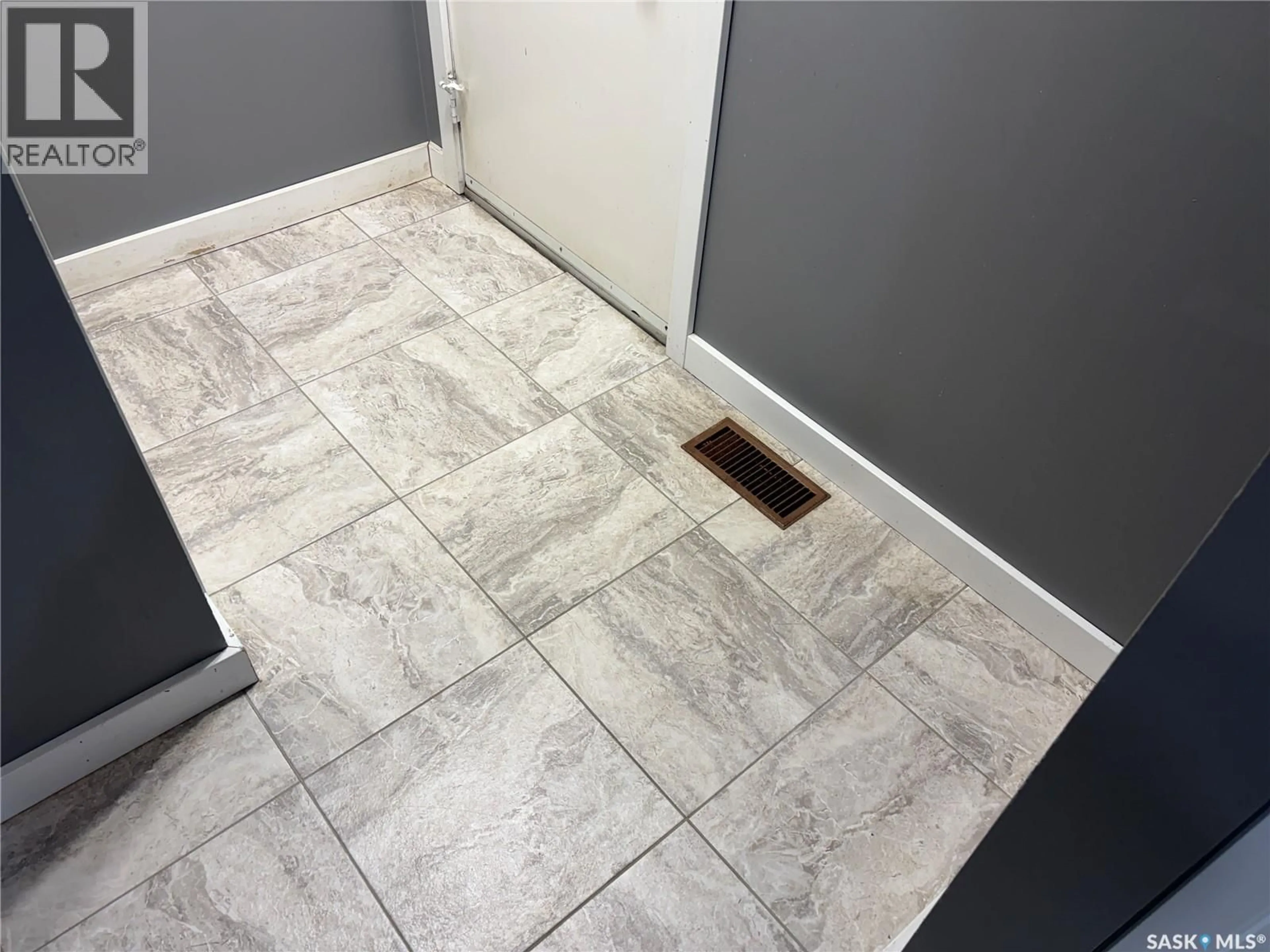 Indoor entryway for 507 6TH STREET, Wynyard Saskatchewan S0A4T0