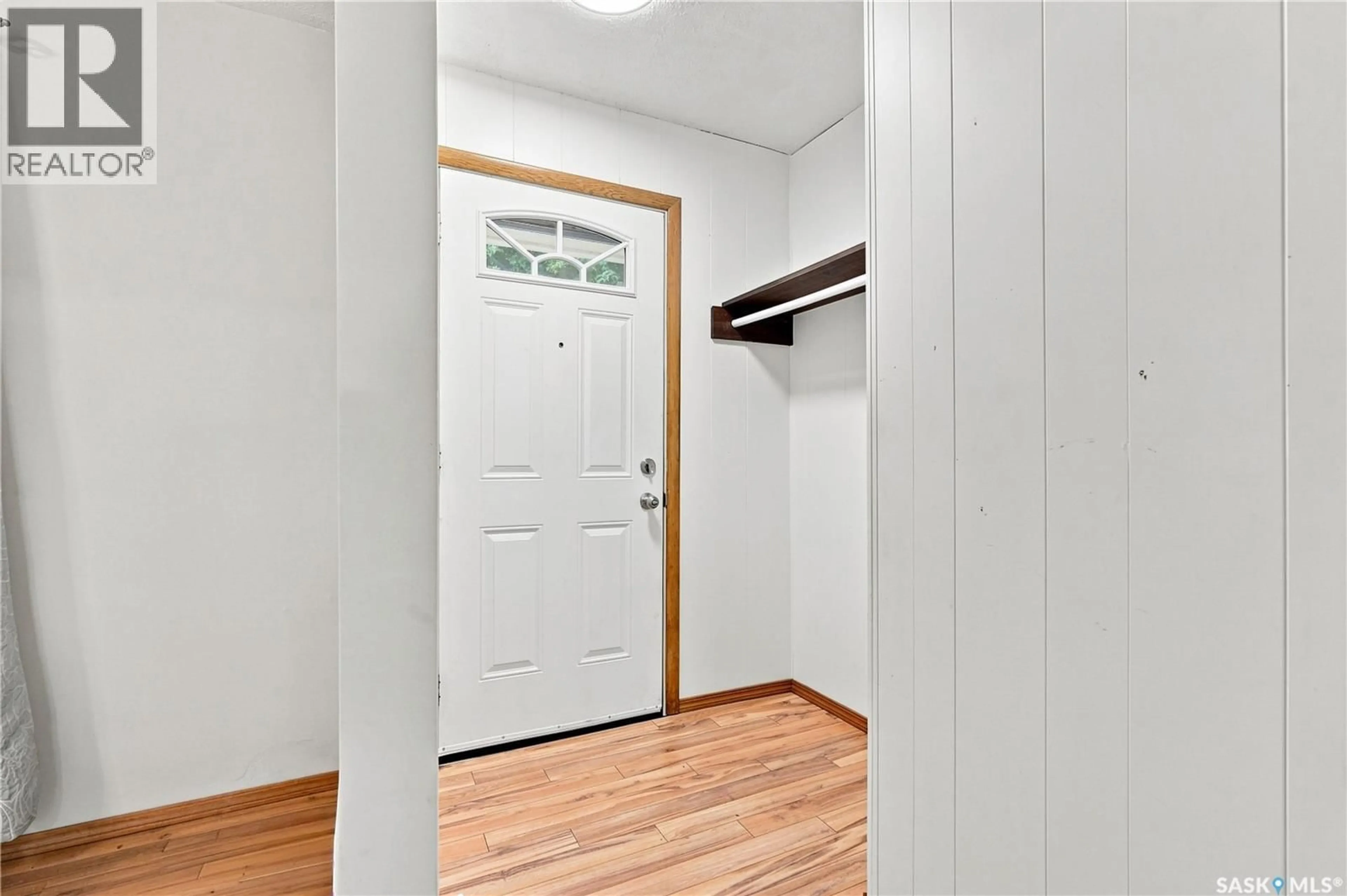 Indoor entryway for 1915 DUFFERIN AVENUE, Saskatoon Saskatchewan S7J1B6