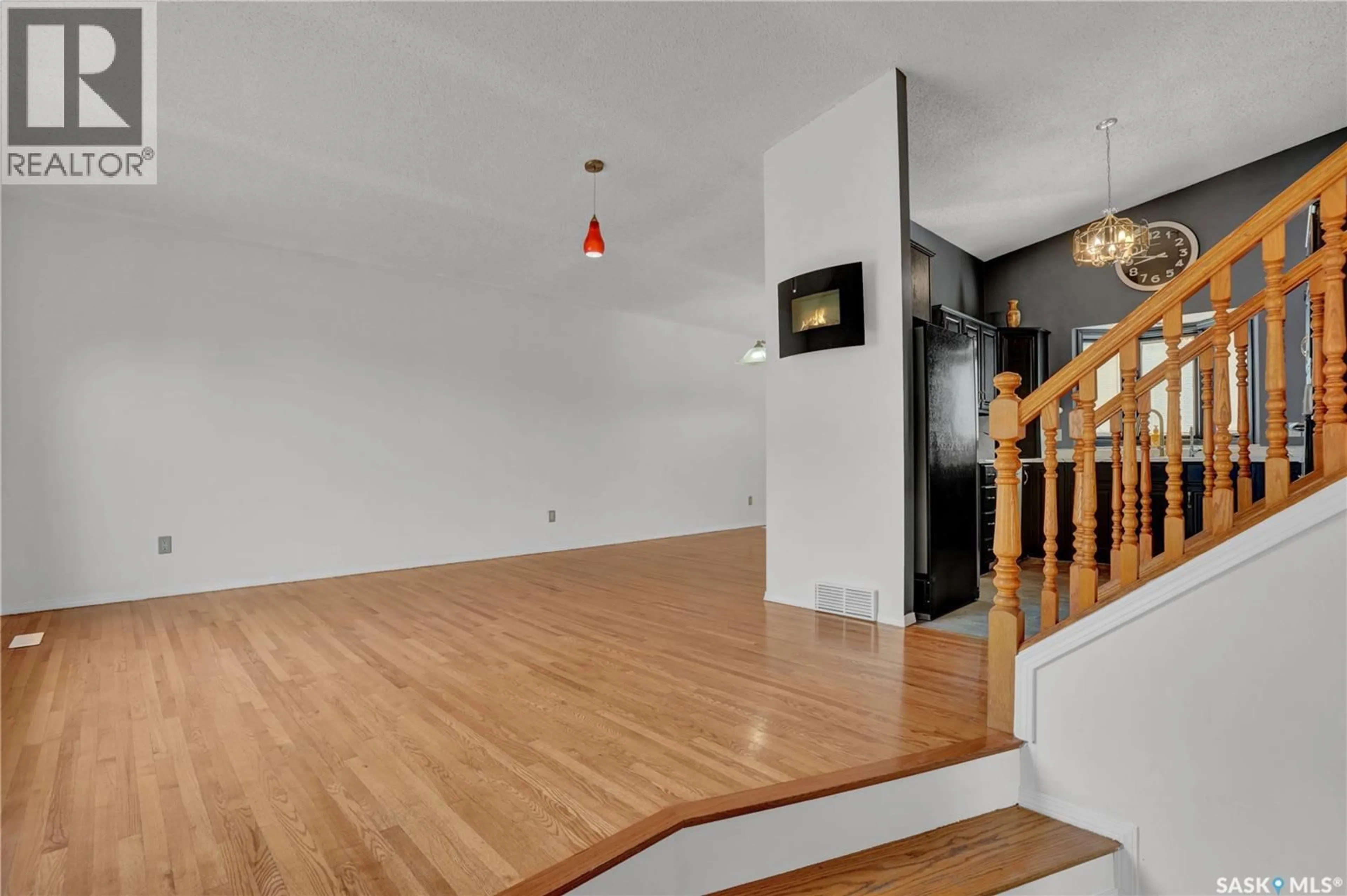 Indoor foyer for 302 DOIRON ROAD, Regina Saskatchewan S4Y1G1