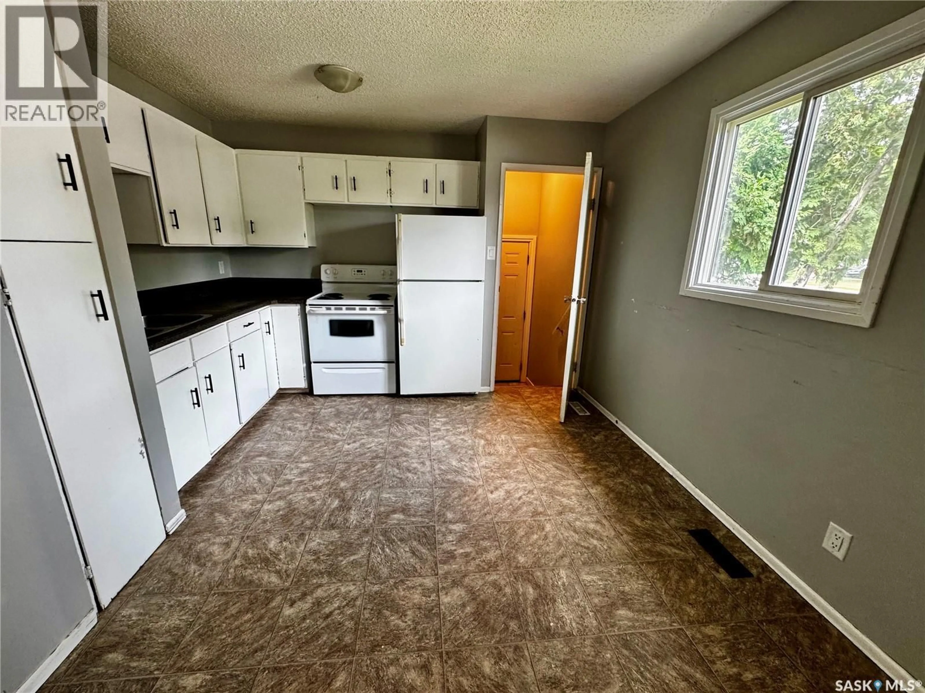 Standard kitchen, unknown for 3355 33RD STREET, Saskatoon Saskatchewan S7L4P5