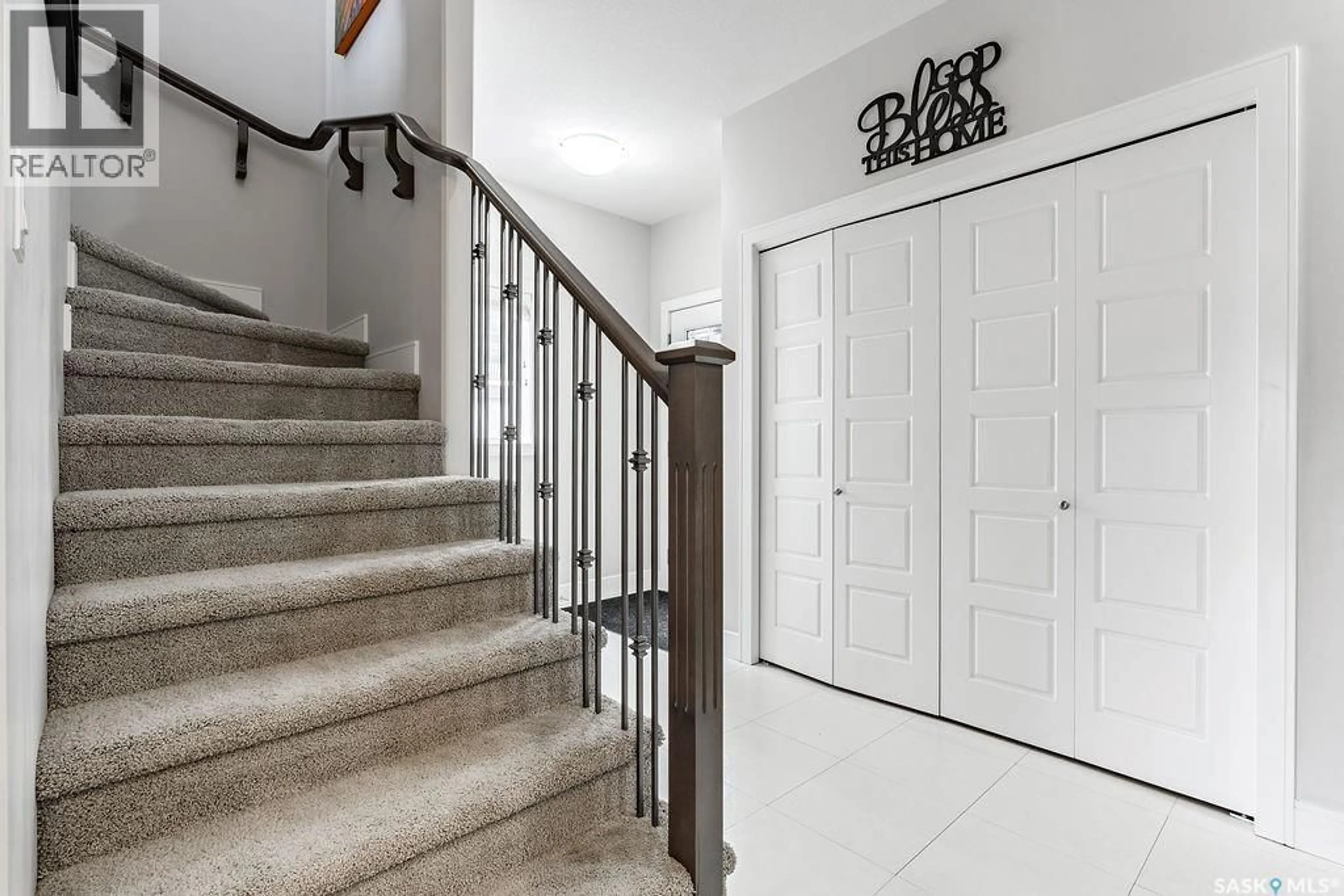 Indoor foyer for 170 PALLISER COURT, Saskatoon Saskatchewan S7L4P9