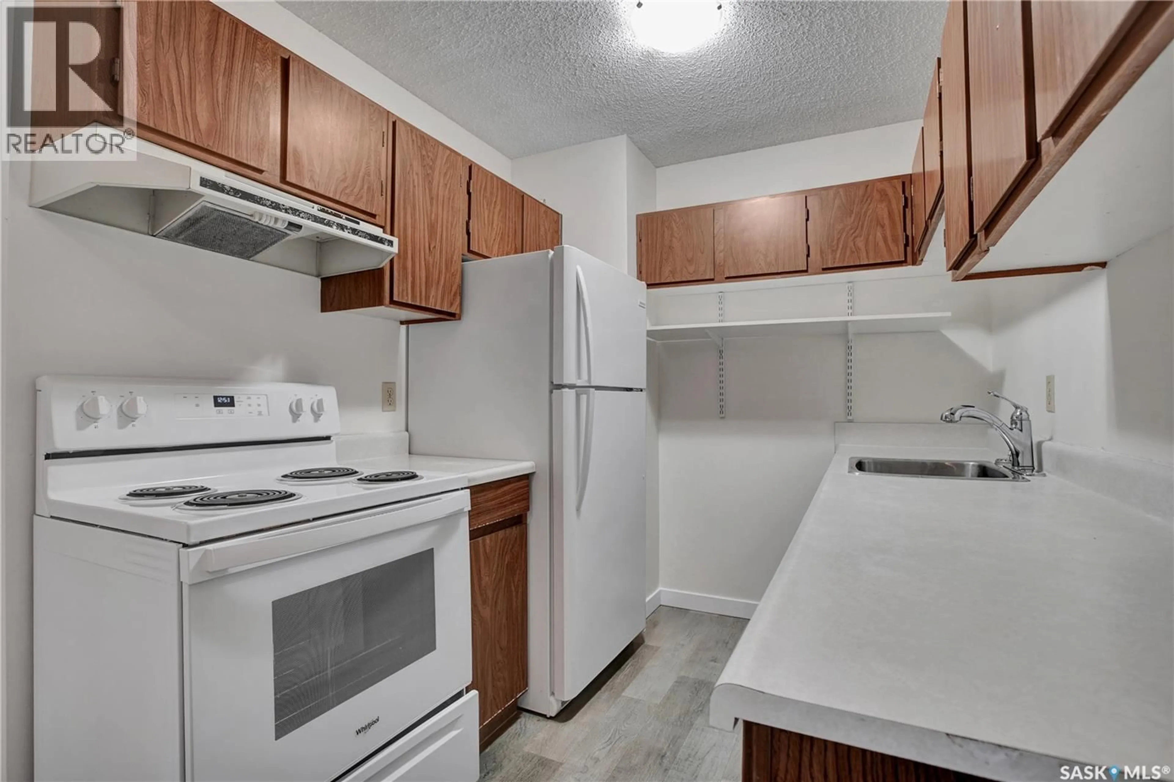 Standard kitchen, unknown for 202 - 403 TAIT COURT, Saskatoon Saskatchewan S7H5L3