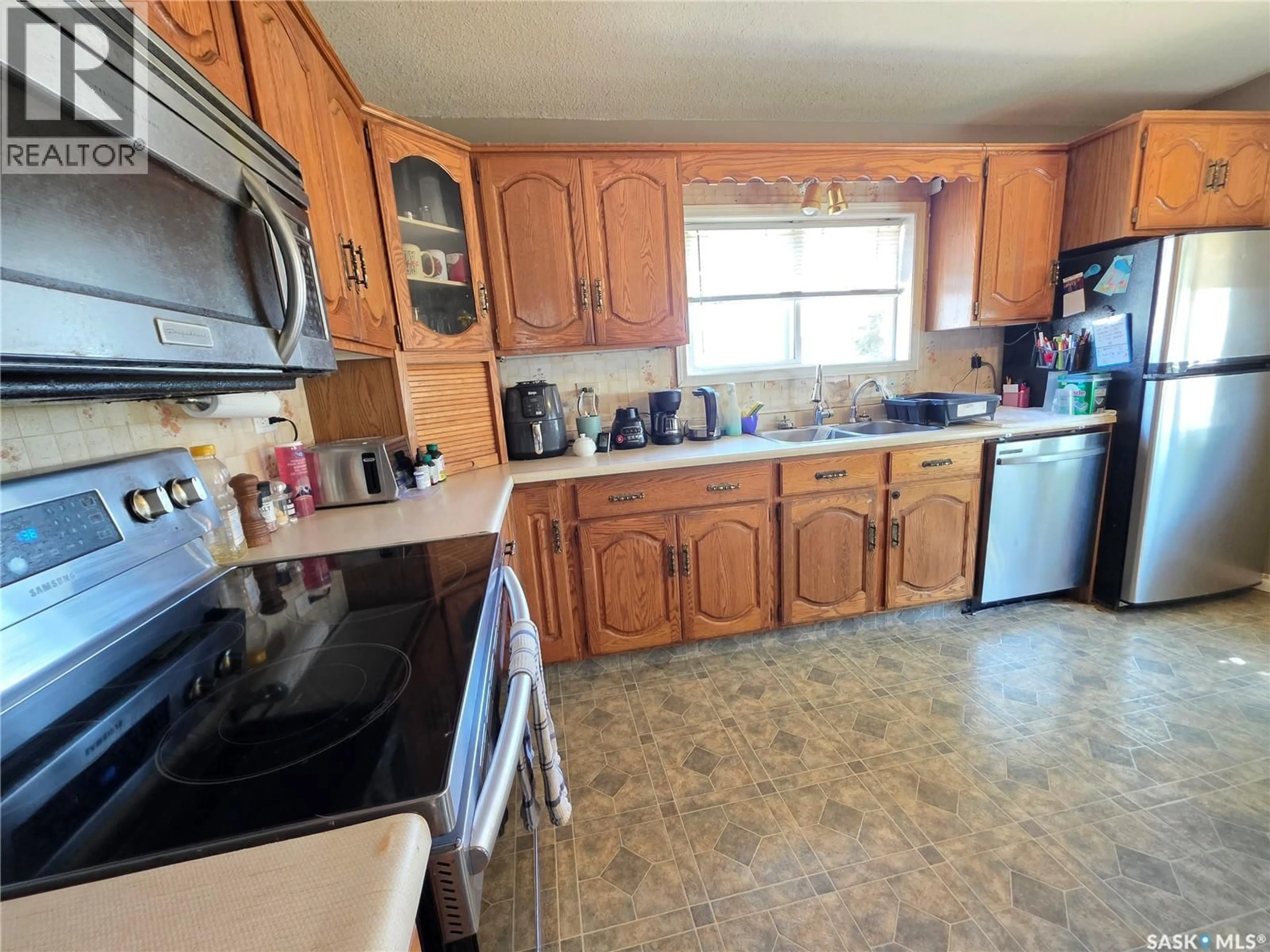 Standard kitchen, ceramic/tile floor for 1328 HERBERT AVENUE, Herbert Saskatchewan S0H2A0